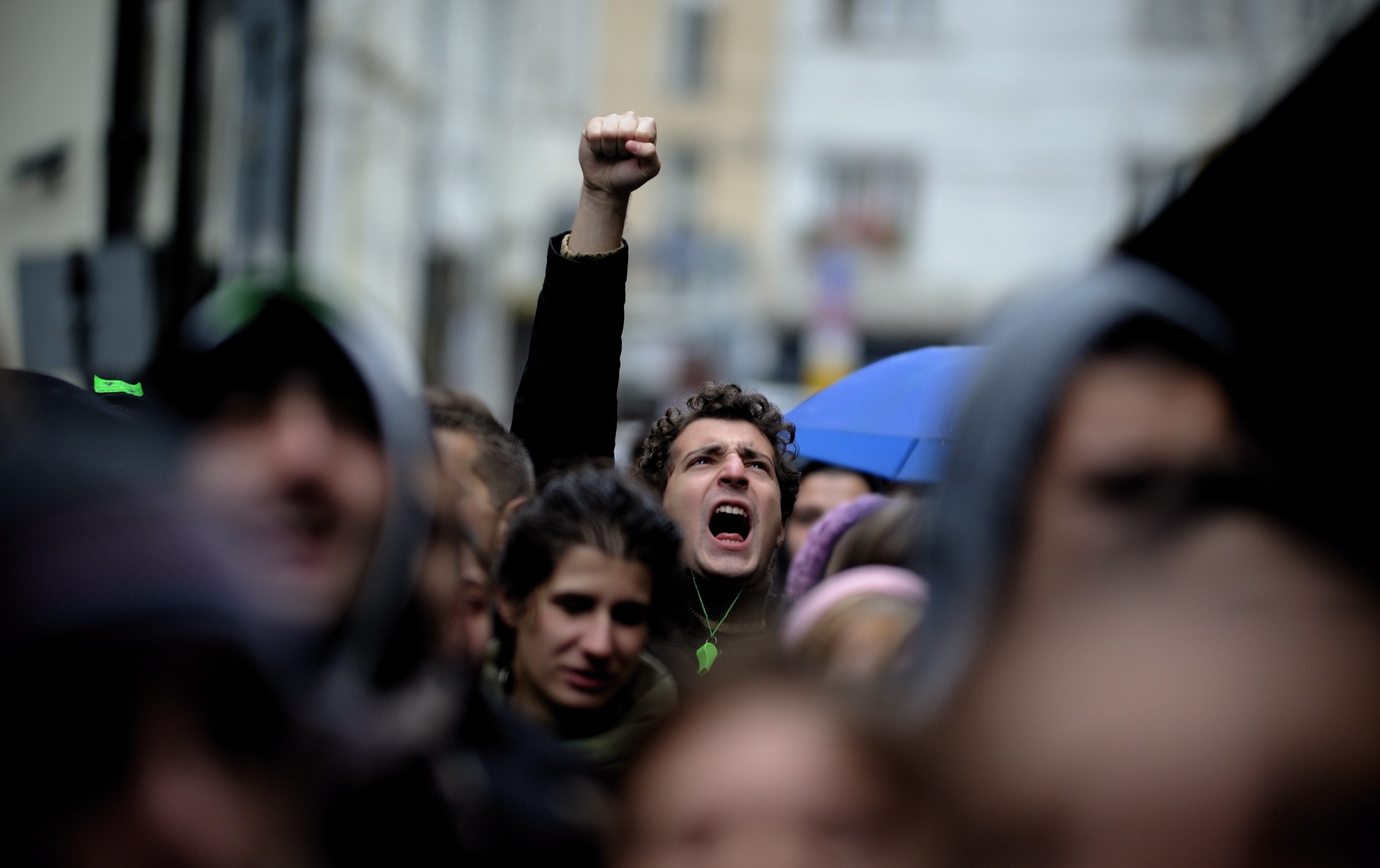 DEMONSTRATIONER - Europa har oplevet en bølge af protester over nedskæringer på universiteterne. Her er det vrede demonstranter i Bulgariens hovedstad, Sofia, 30 oktober 2010.

