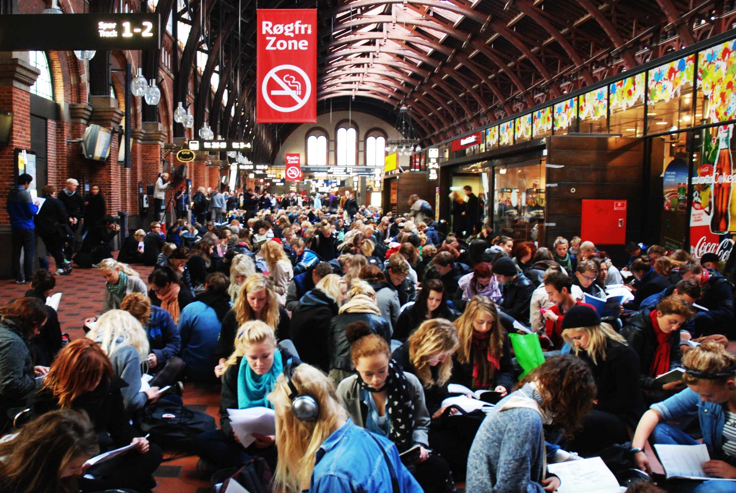 STOP FØR DET ER FOR SENT - Danske studerende overuddanner sig ifølge DF, der vil have flere unge til at læse i kortere tid.