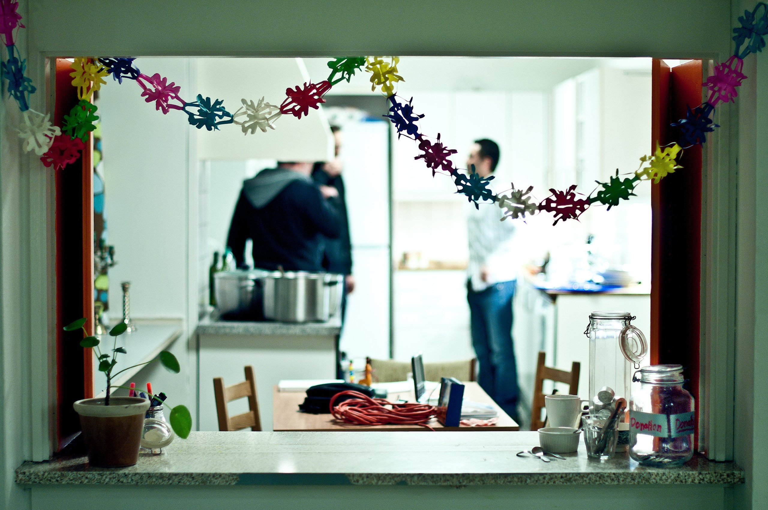 FÆLLESSPISNING - Køkkenet i Trampolinhuset er omdrejningspunkt for mange af stedets aktiviteter. Hver fredag er der fælles madlavning -og spisning. Her ses nogle af husets brugere i gang med at lave mad.