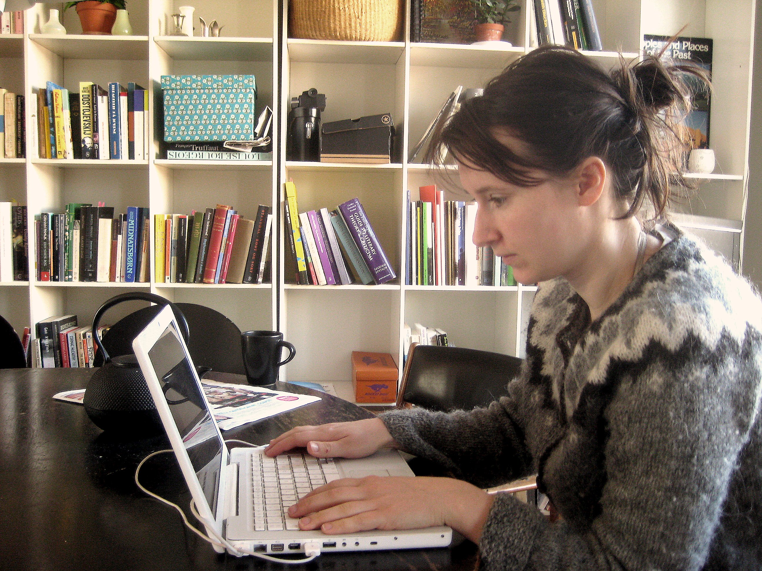 FILMMAGER - Cæcilie Østerby Sørensen har instrueret en film om uudgrundelige Das Beckwerk. Bag kunstnerens flimmer af identiteter skimtes en mand, der undertiden kan blive hidsig og kaste plastikvandkrus i hovedet på personen bag kameraet.