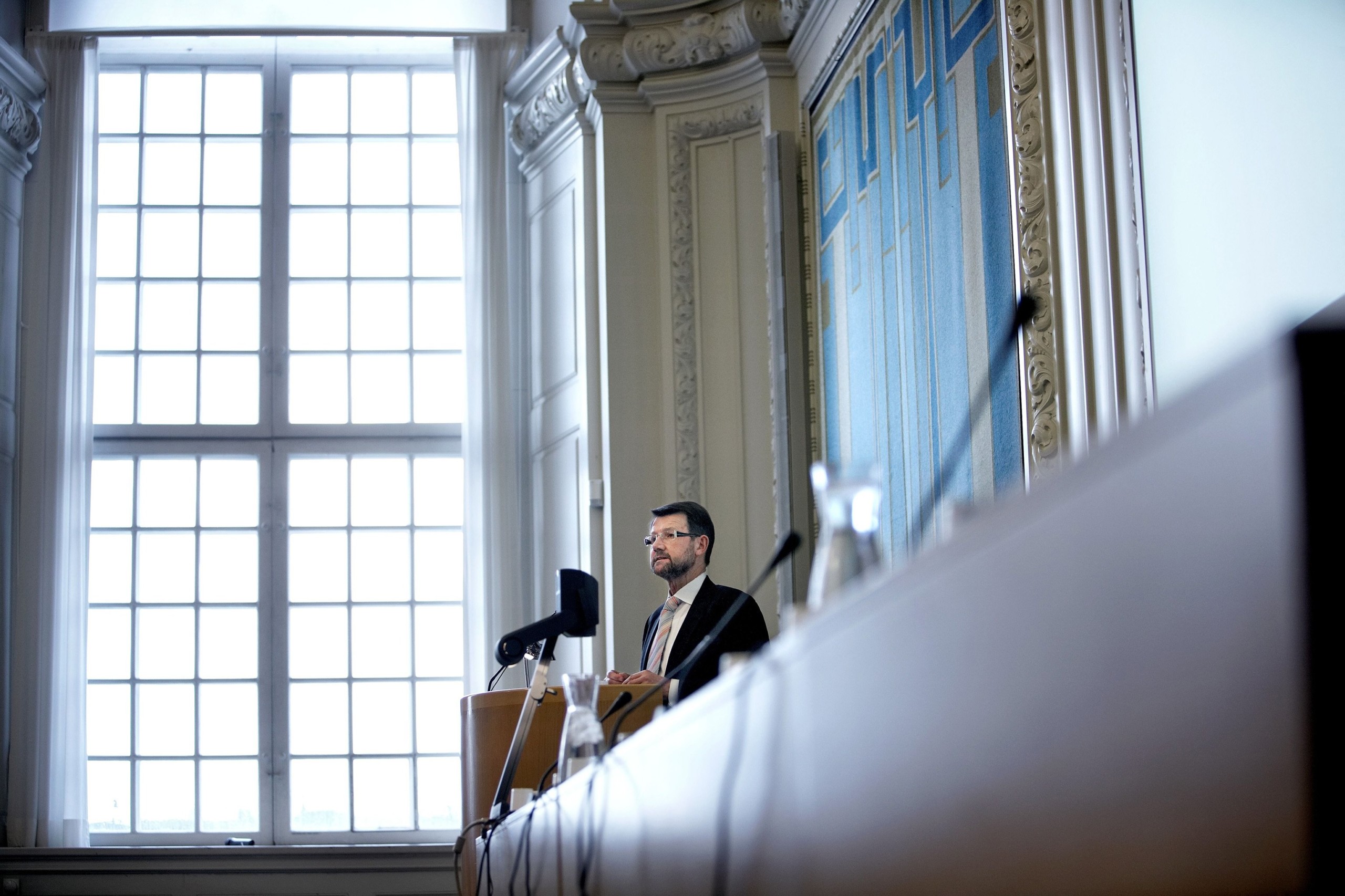 Former Minister of Science Helge Sander inside the parliament buildings in 2007