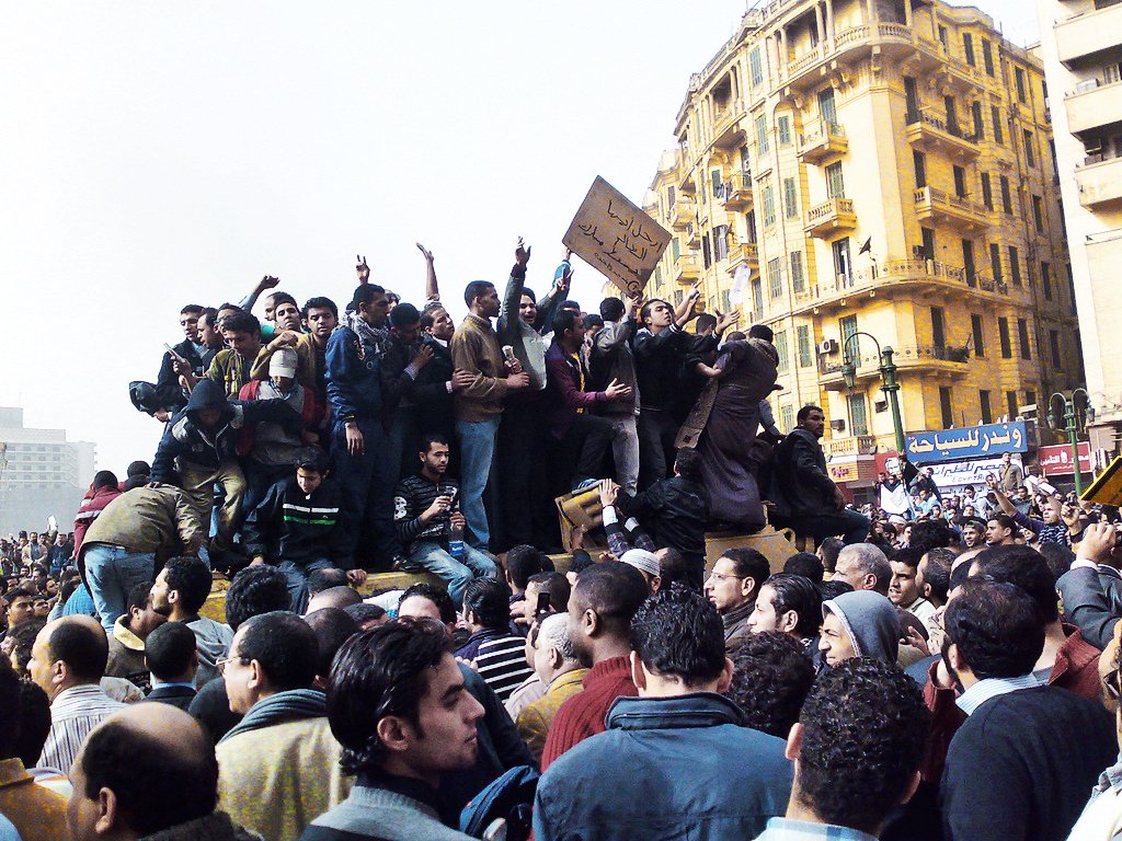 NYE TIDER - Tahrir-pladsen i Kairo har været centrum for flere af protesterne i Kairo, her den 29. januar, hvor demonstranter har overtaget en kampvogn.