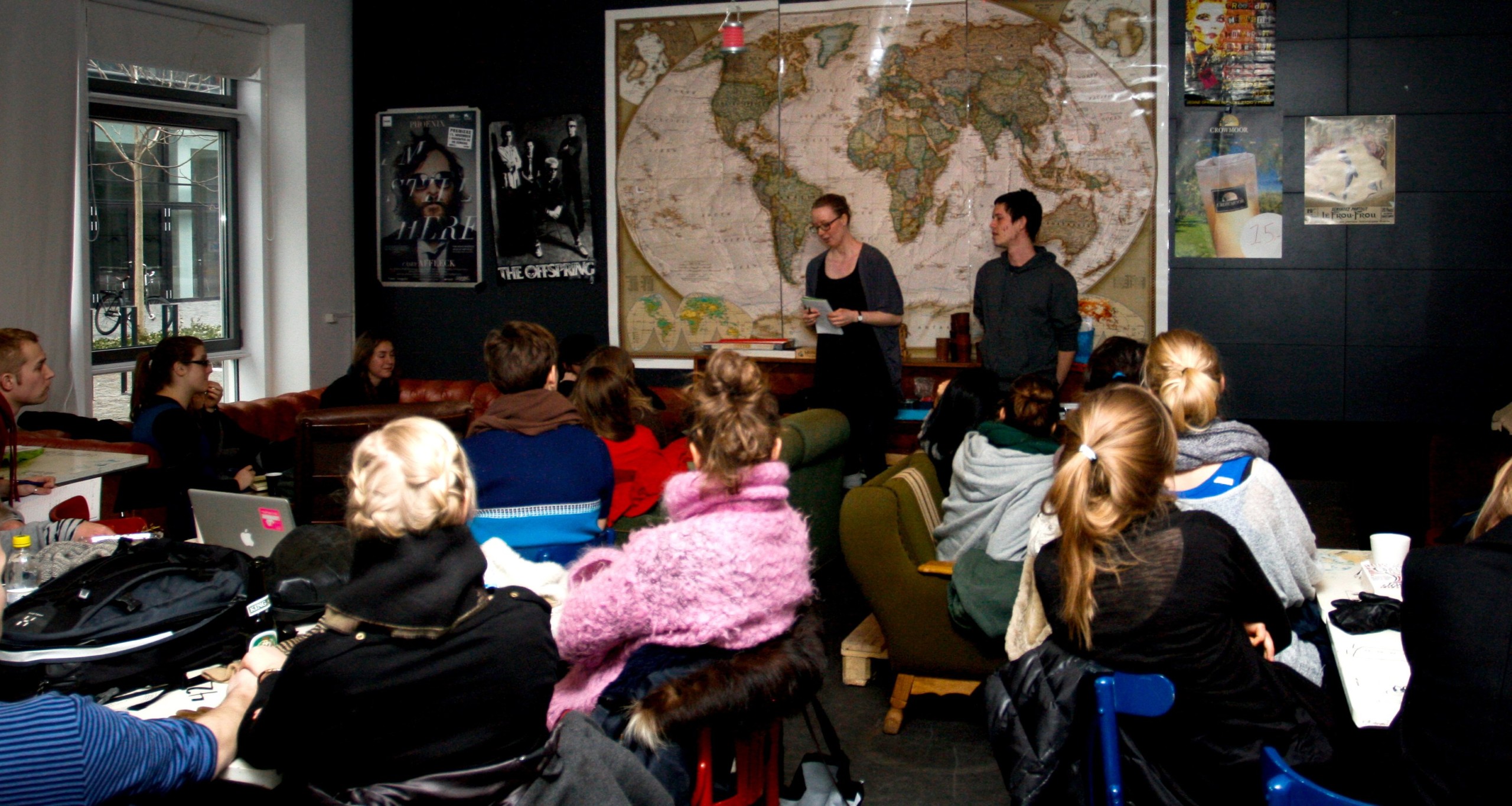 KONSULENTER - Institut for Engelsk, Germansk og Romansk fik besøg af erfarne kræfter inden for besparelsesbekæmpelse. Her ses to solidariske sociologistuderende, som holder oplæg om deres erfaringer med at afholde blokader på Det Samfundsvidenskabelige Fakultet.