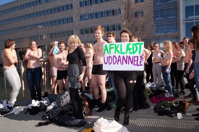 stafetten videre til de studerende på SAXO, der dog ikke har planer om at smide tøjet.