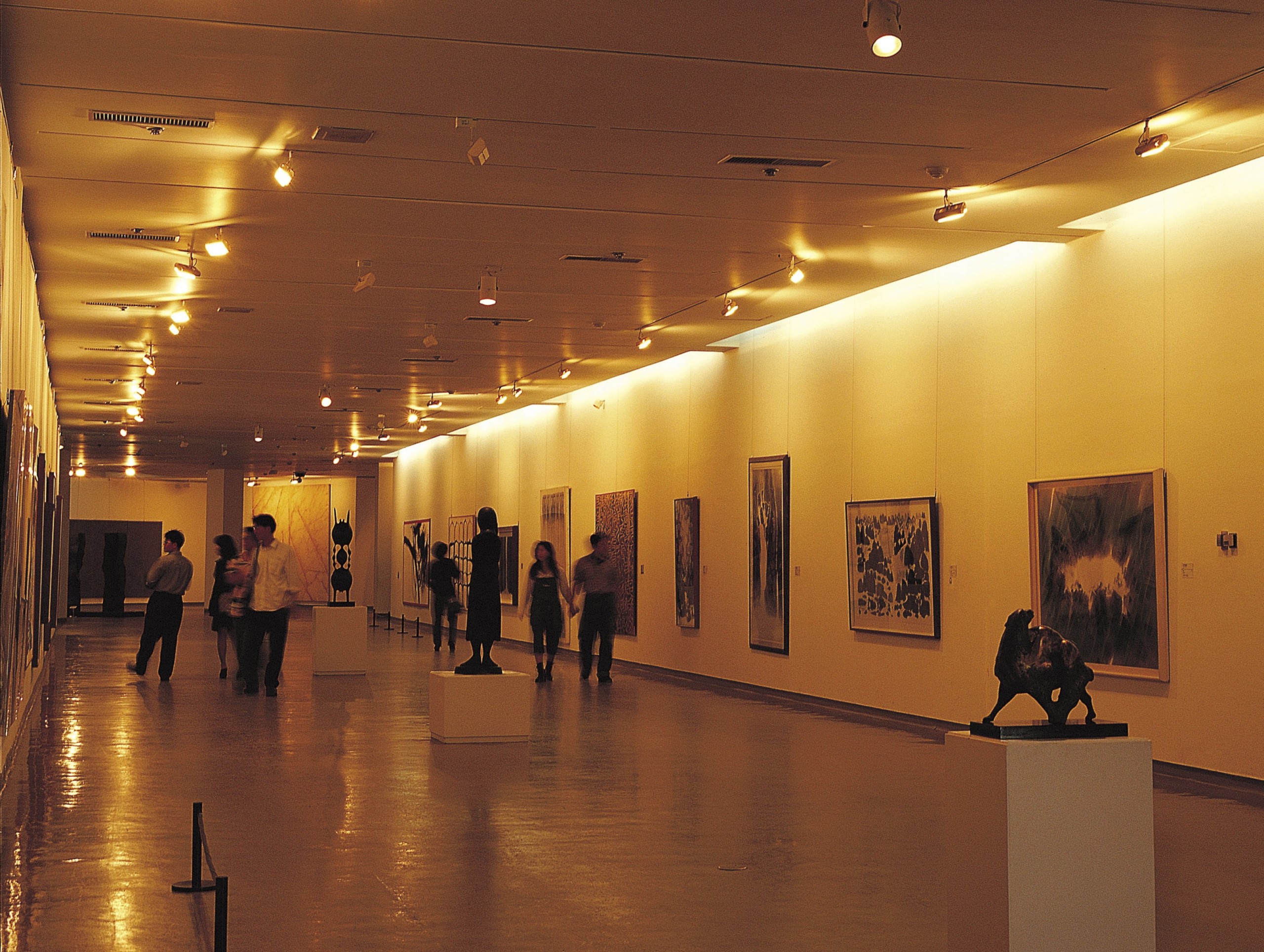 UDEFRA - Det er ikke kunsten, men de gratis glæder, som følger med, der er i centrum, når Joachim Enemark Mygh og Signe Palsøe tager på 'ferniseringscrawl' fredag aften.