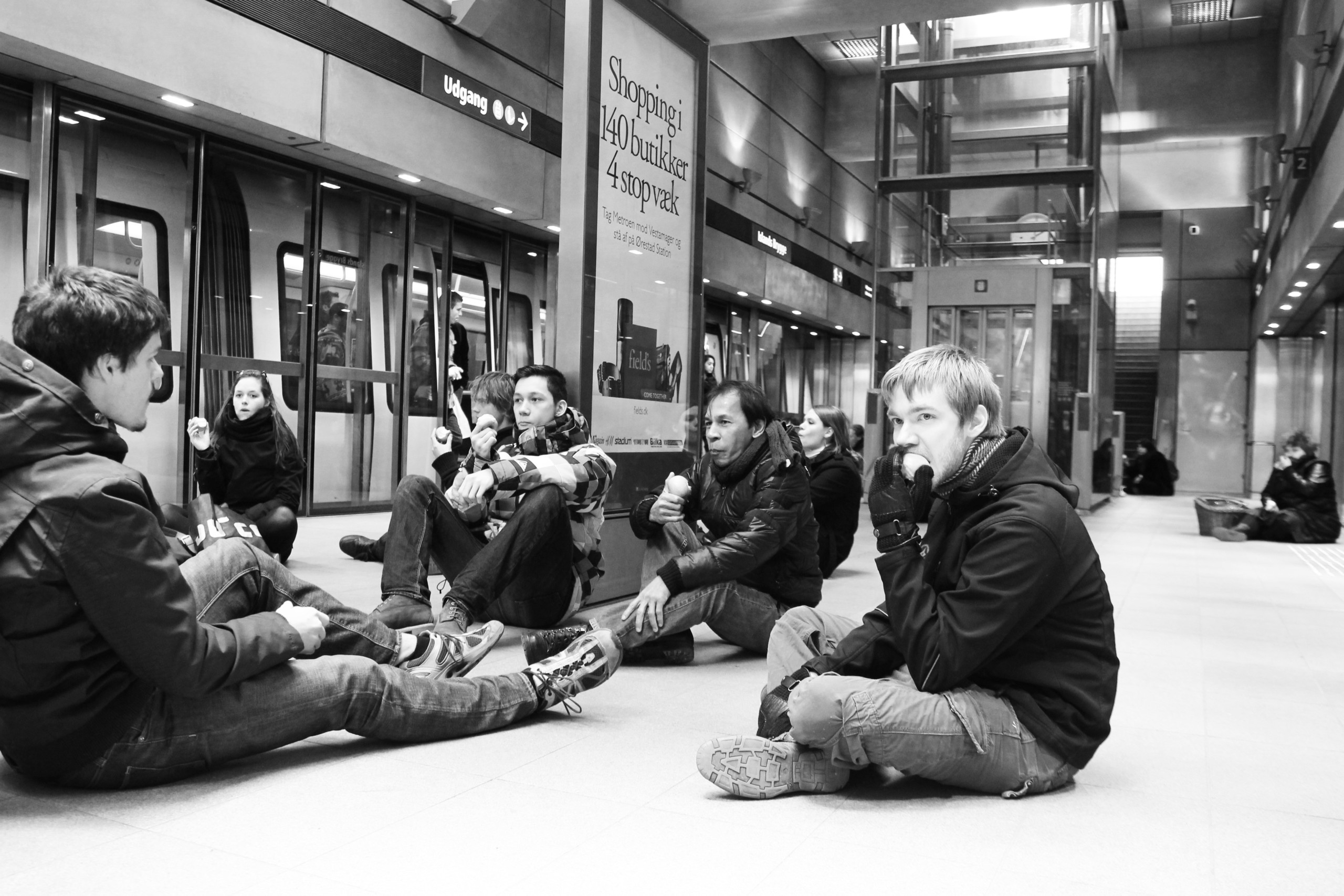 FLASH MOB - Dagens event udspringer af Studenterrådets kampagne Studieby KBH, som her bliver skudt i gang med en såkaldt 'flash mob' for billigere transport i metroen.
