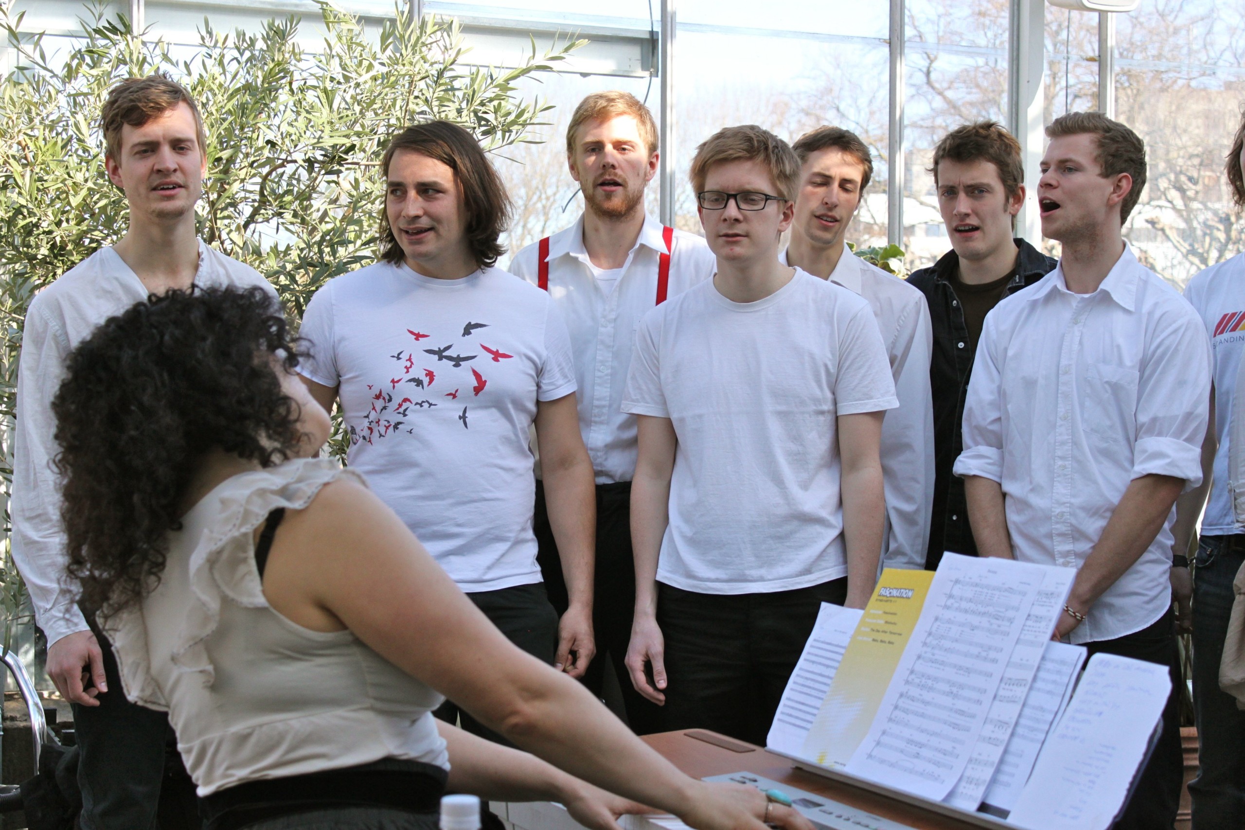 The choir belts out such tunes as the Beatle's »Lucy in the sky with diamonds«