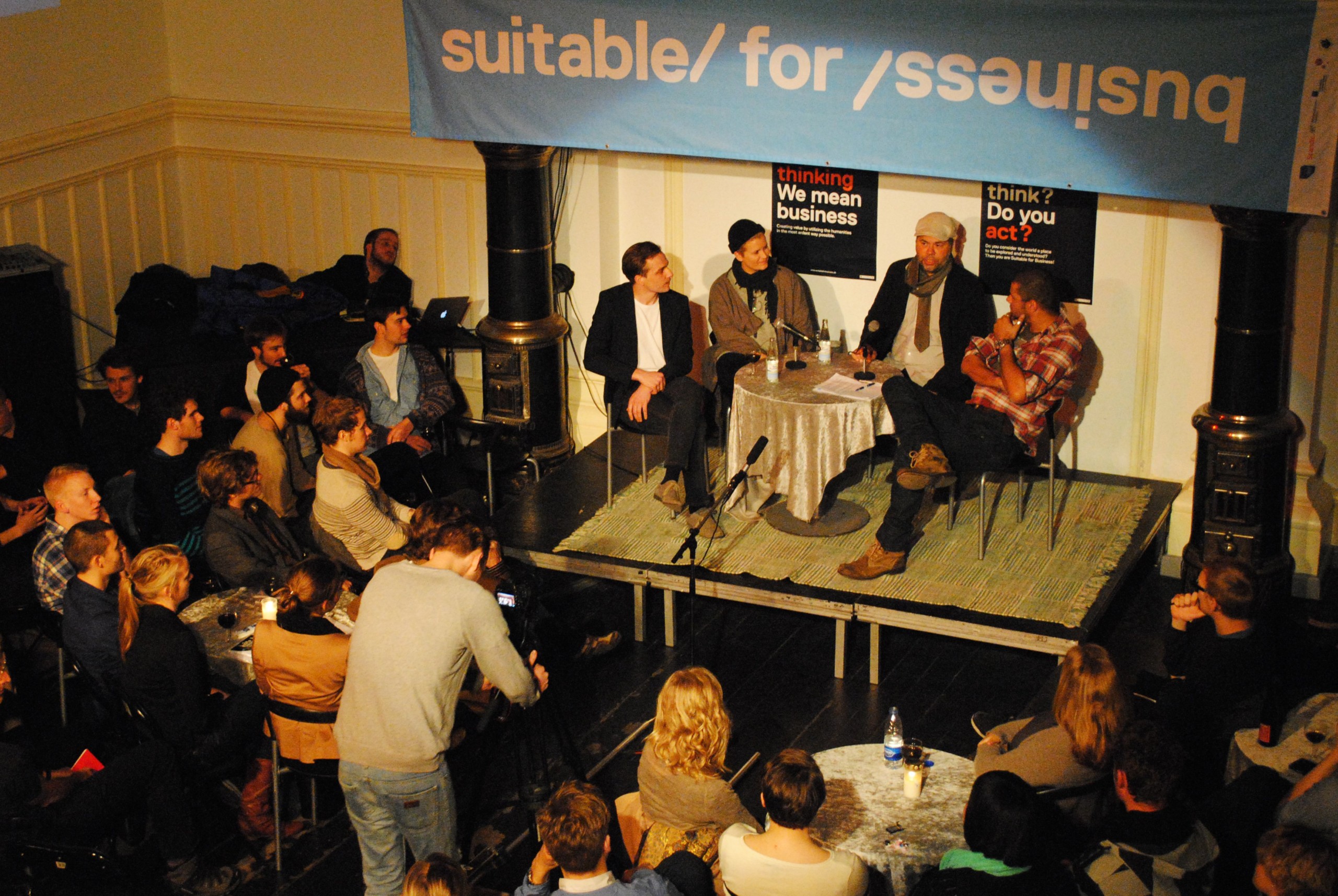 SERIØS HYGGE – Det er i ramme alvor, at Suitable for Business sætter fælles front mod fordomme om humaniora. Men det gør jo ikke noget, at det sker i hyggelige omgivelser med vin og stearinlys på bordene.

