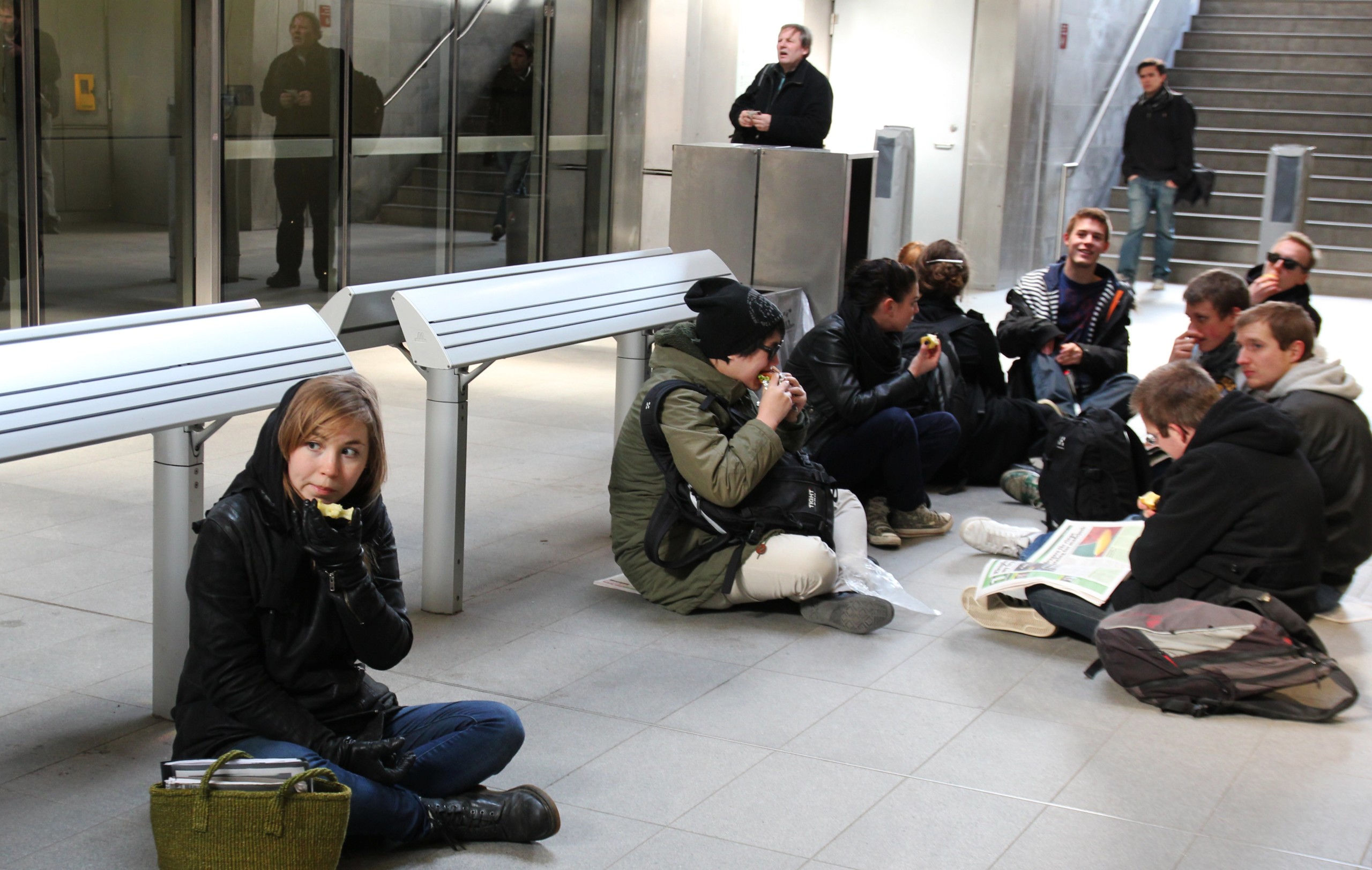 PROTEST - En lille flok æblespisende unge protesterede i stilhed mod dyre bus- og metrobilletter. De studerende varsler flere lignende happenings i løbet af de næste tre uger.