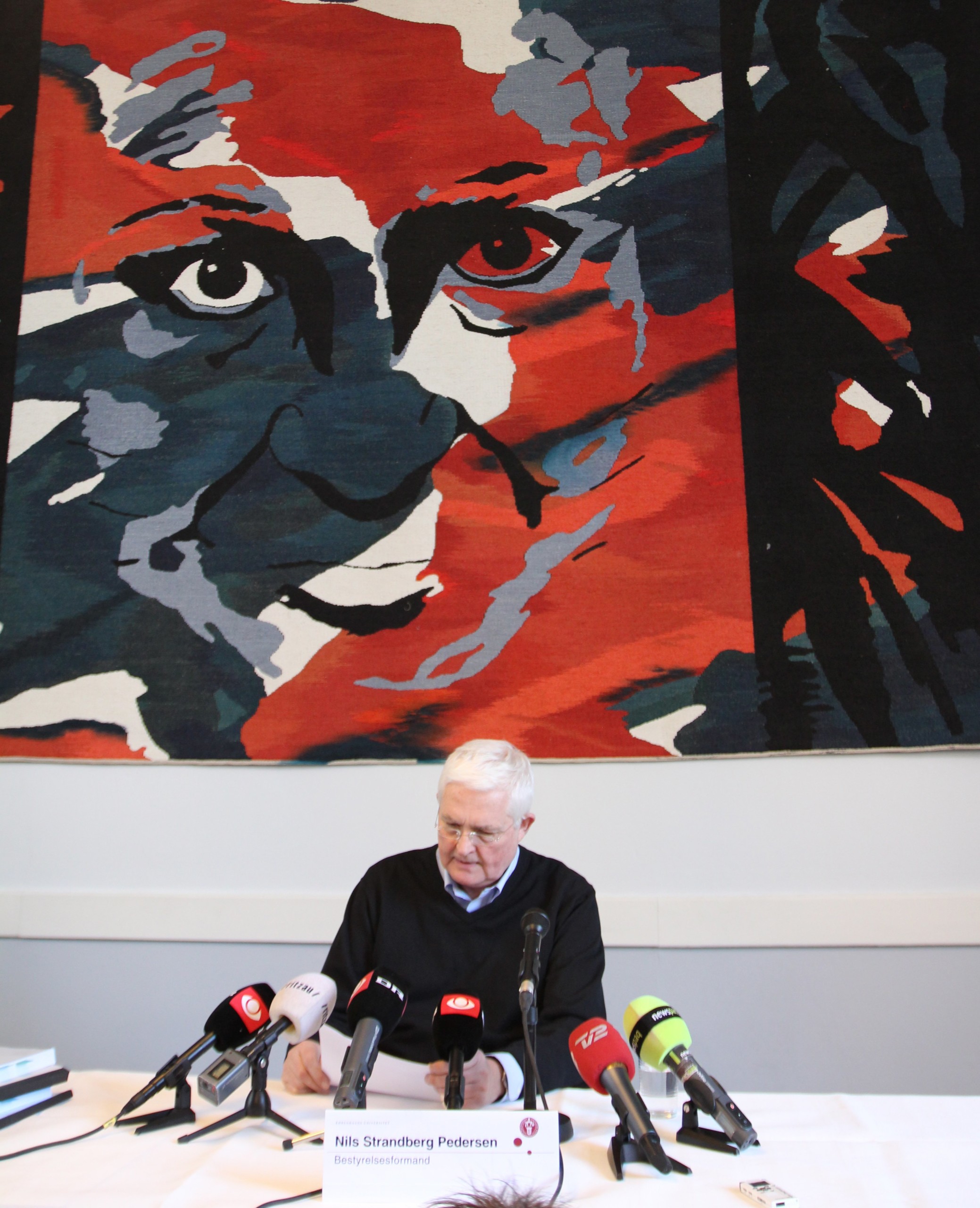 STRAF FRA OVEN - KU's bestyrelsesformand Nils Strandberg Pedersen erklærede tirsdag sin fulde støtte til KU's rektor. Nu kvitterer formandens chef, videnskabsministeren, ved at give ham og den øvrige KU-bestyrelse en forvaltningsmæssig afklapsning.