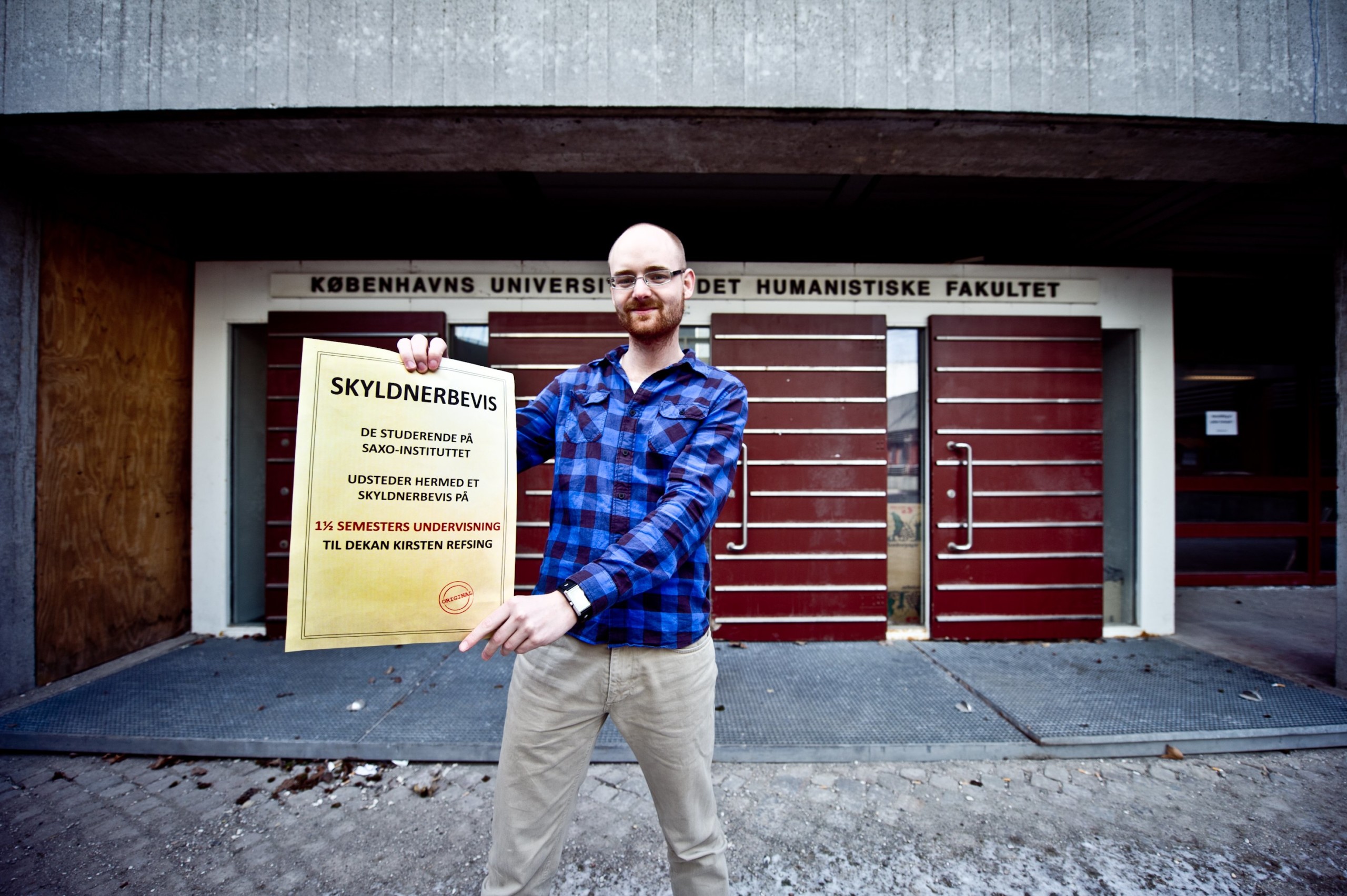 AKTION - Studerende på Saxo-Instituttet overdrog et skyldnerbevis på halvandet semester til ledelsen på Det Humanistiske Fakultet i december 2010. Formand for HUM-rådet Jacob Thorek Jensen deltog i protesterne, men må sande, at de desværre ingen effekt havde. 
