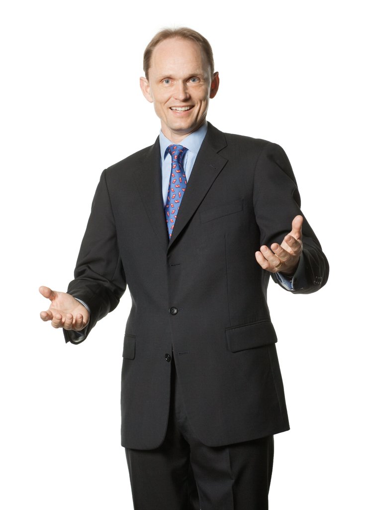 JOHAN ROOS - CBS har 'indledt forhandlinger om fratræden' med sin rektor, Johan Roos, som en konsekvens af en skandale om ulovlige MBA-uddannelser. Det er tænkeligt, at Roos vil vælge at parkere slipset med de danske flag på for en stund.