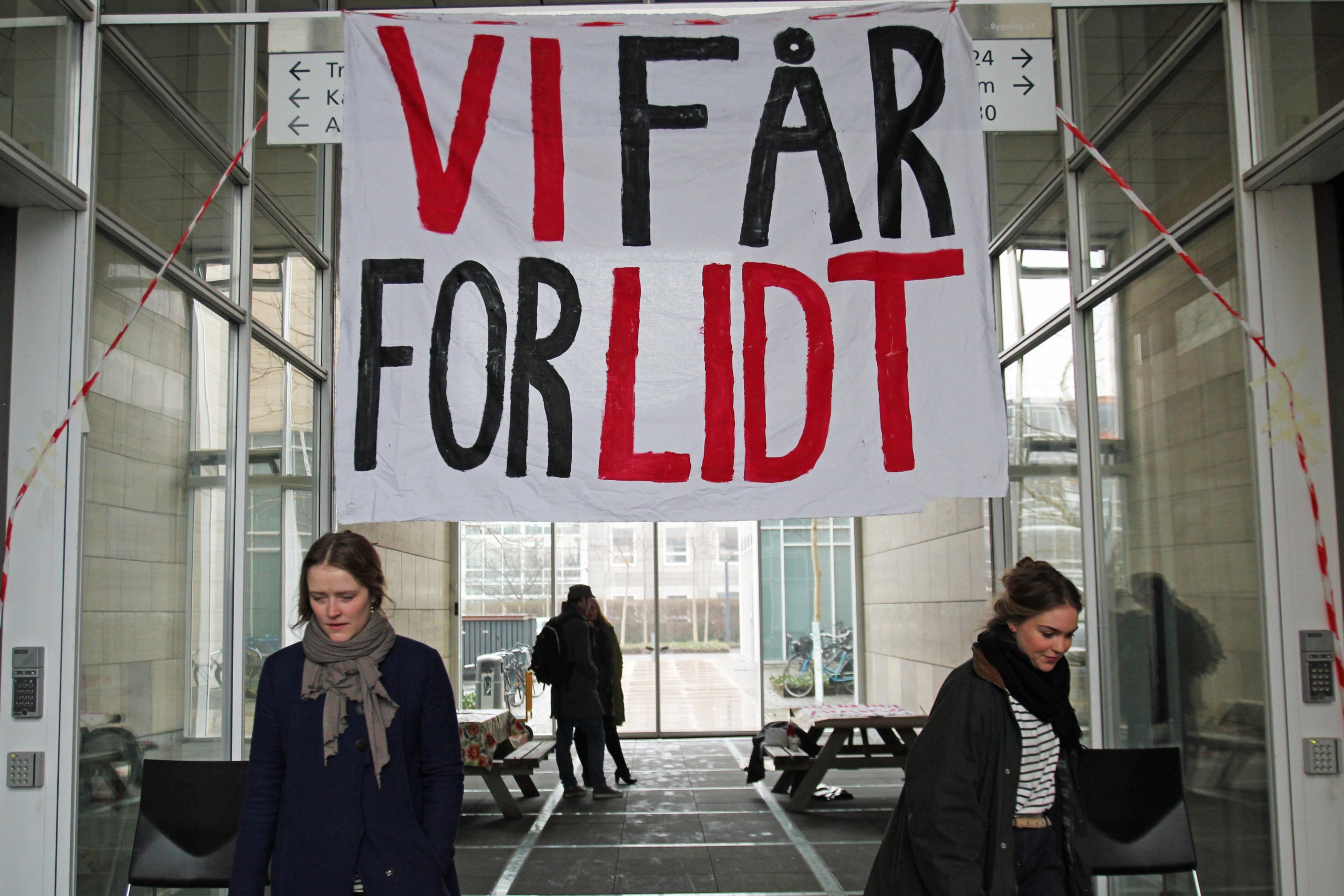 BLOKADE - Foto fra mandagens studenterblokade på Institut for Engelsk, Germansk og Romansk.