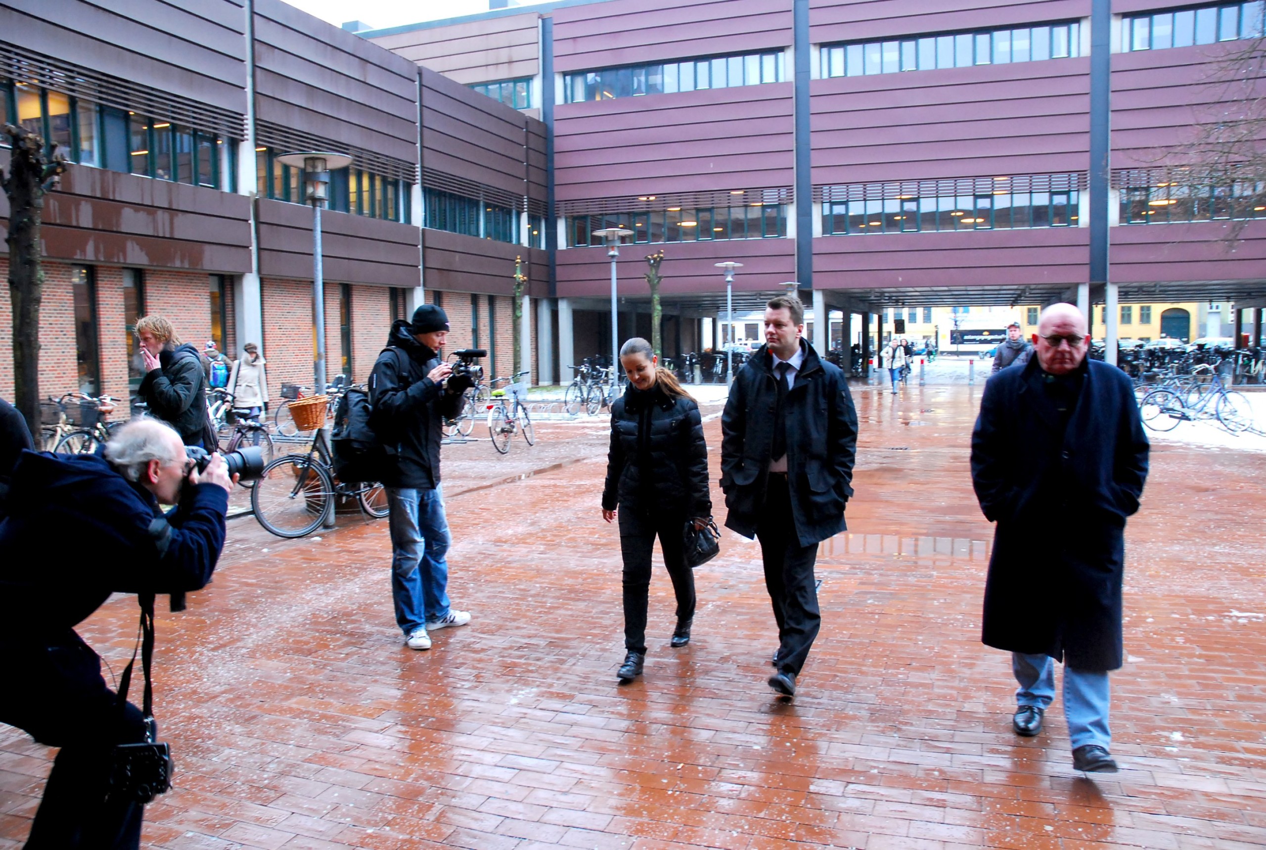 Milena Penkowa (centre left) and her lawyer, Kåre Pihlmann (centre right), arrive at the Panum Institute, Faculty of Health Sciences with head of security for Panum (right). Two policemen are already inside