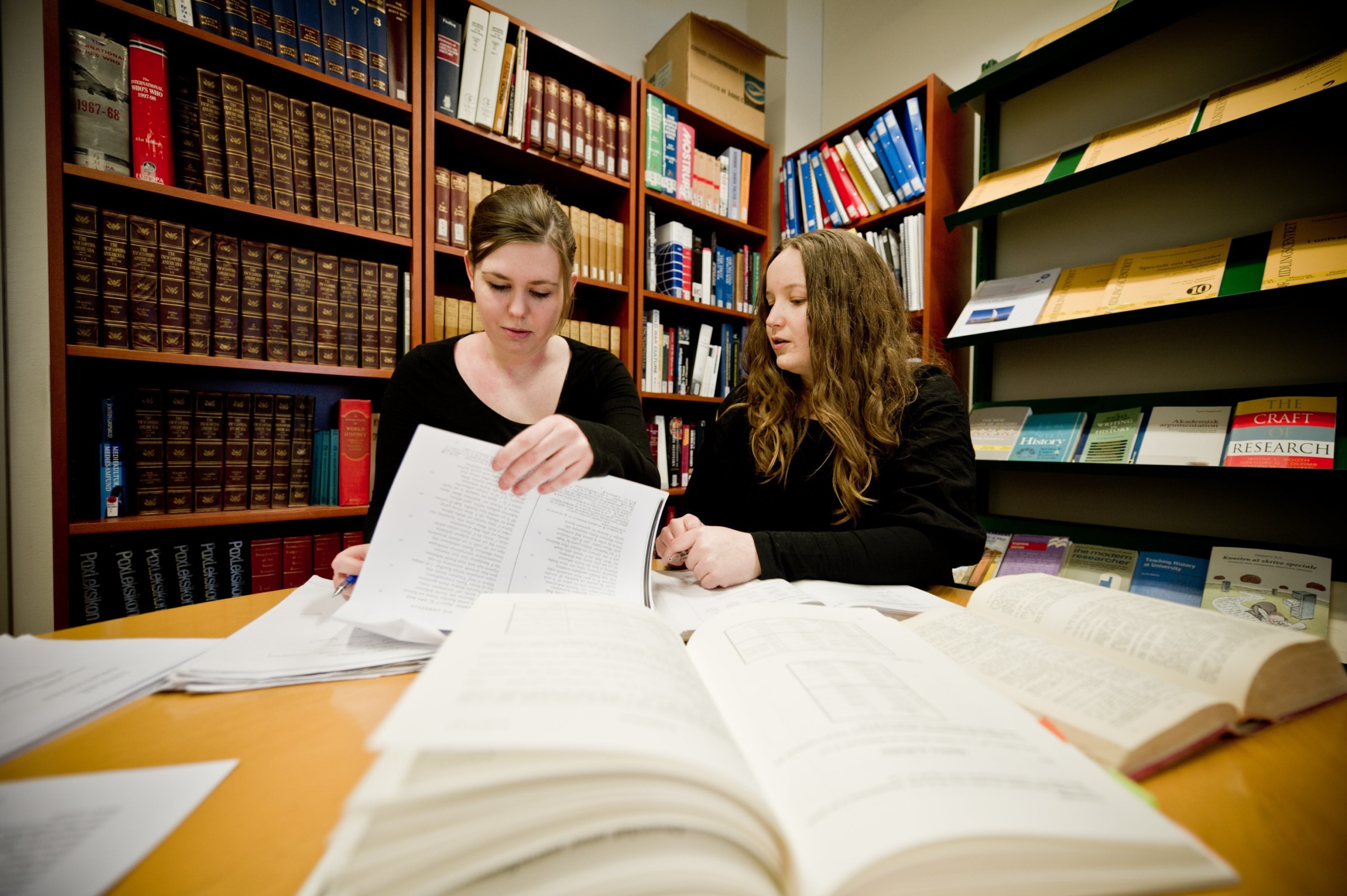 STUDIELIV - Mette og Michéle får størstedelen af deres uddannelse her på Histories bibliotek på gamle KUA med hjælp fra hinanden og de tre andre medlemmer af deres læsegruppe. 