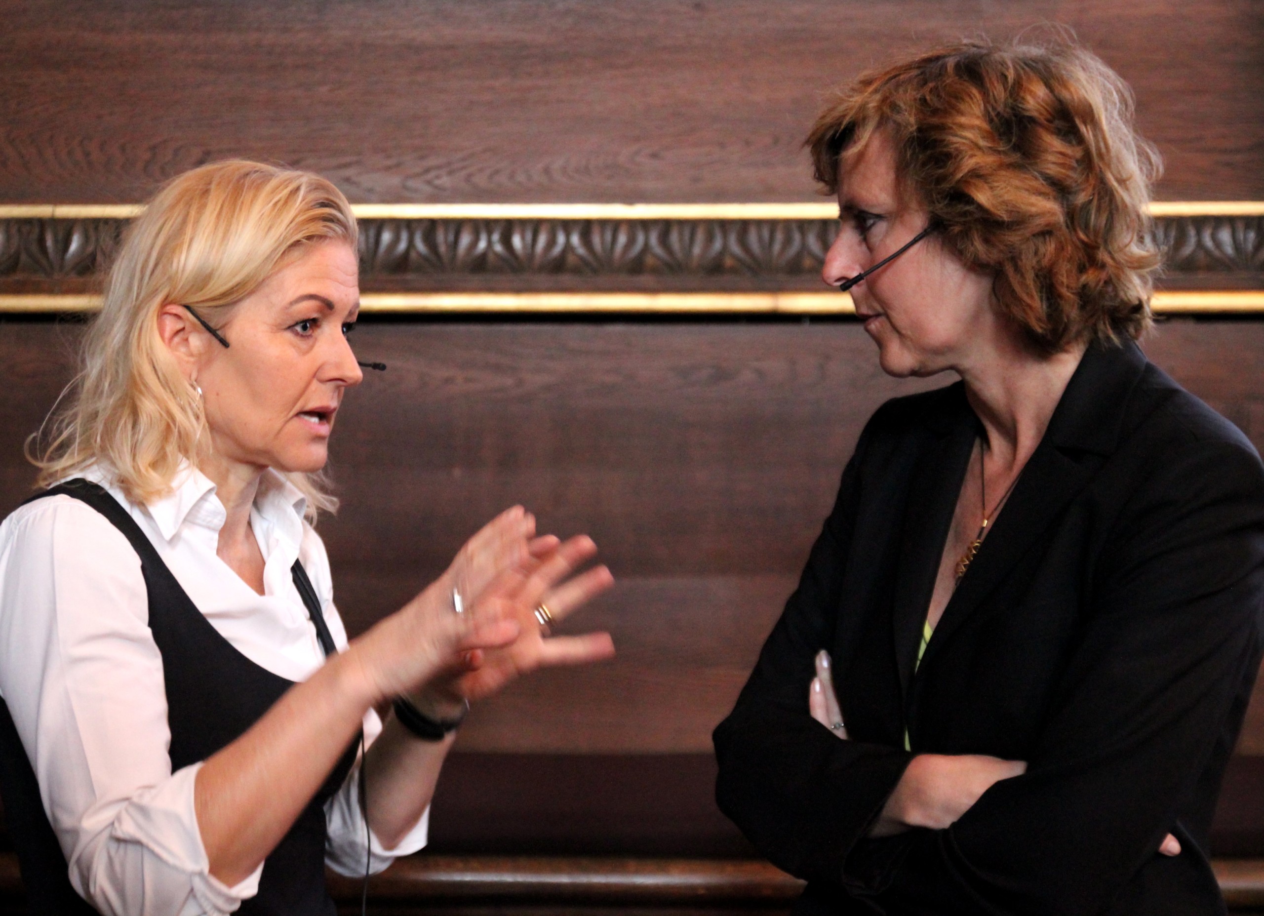 COMBO - Det var åbenbart en klog idé at tilbyde KU-befolkningen en forfriskende morgencomplet af EU-politikudvikling og klimaforhandlingsteknik. Salen var spækket. Her er det co-arrangør og professor Marlene Wind (tv) og EU-klimakommissær Connie Hedegaard. 