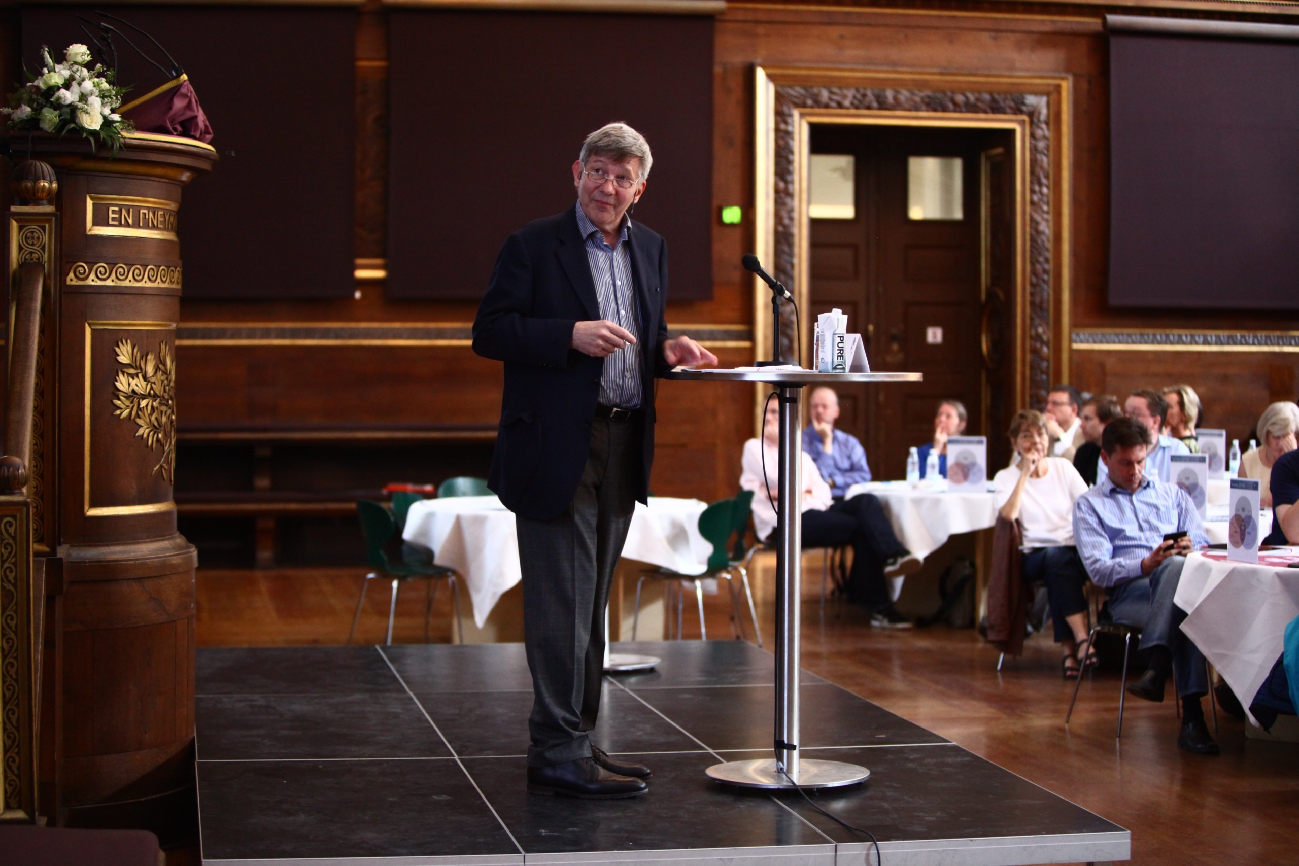 Rector Ralf Hemmingsen opens the room for discussion