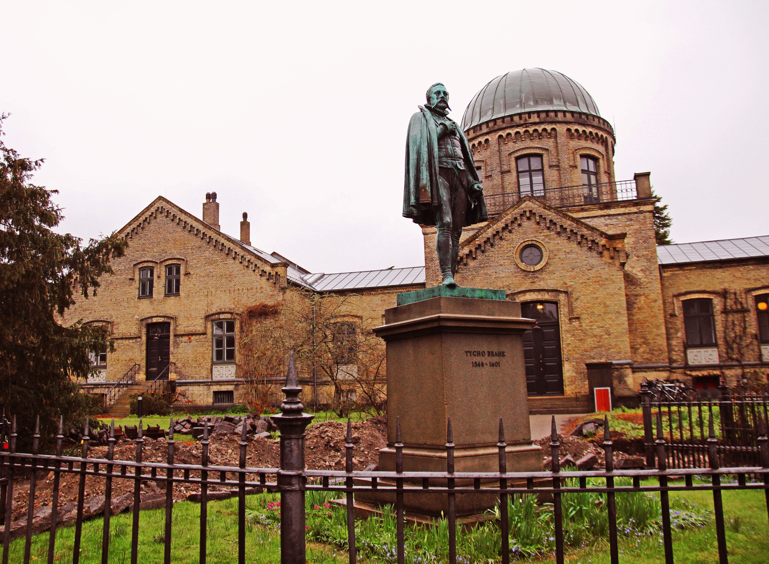 OASE - Det Astronomiske Observatorium ligger gemt bag træer og buske på en lille høj i Botanisk Have ud mod Øster Voldgade. Det blev taget i brug i 1861, mens anlægget foran observatoriet med statuen af Tycho Brahe blev indviet i 1876. I dag huser bygningen blandt andet Institut for Naturfagenes Didaktik.