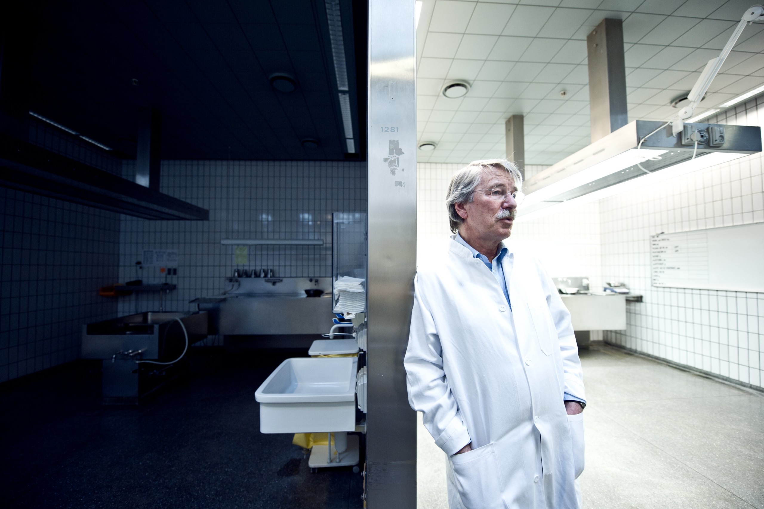 »There are many sad life stories here,« says Prof. Hans Petter Hougen, whose job is to examine sudden, unexpected deaths.