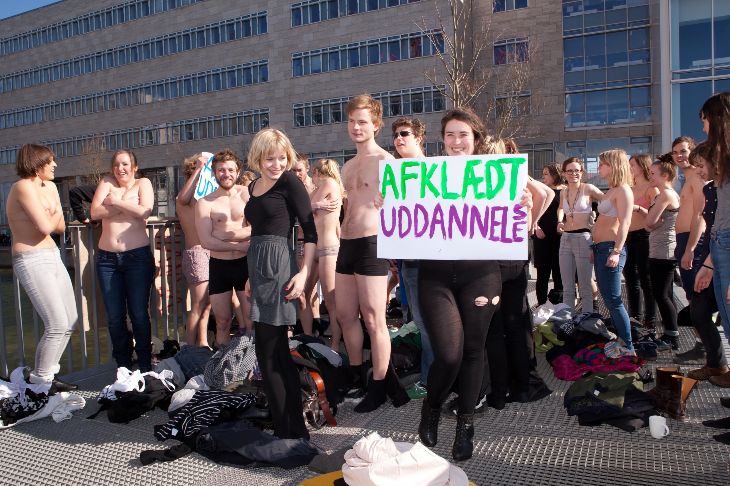 KAMPGEJST - Den friske happening: ’Afklædt uddannelse’ har været en tilbagevendende begivenhed under protesterne. Her er det første gang studerende fra Institut for Kunst- og Kulturvidenskab, som smider tøjet under deres blokade.

