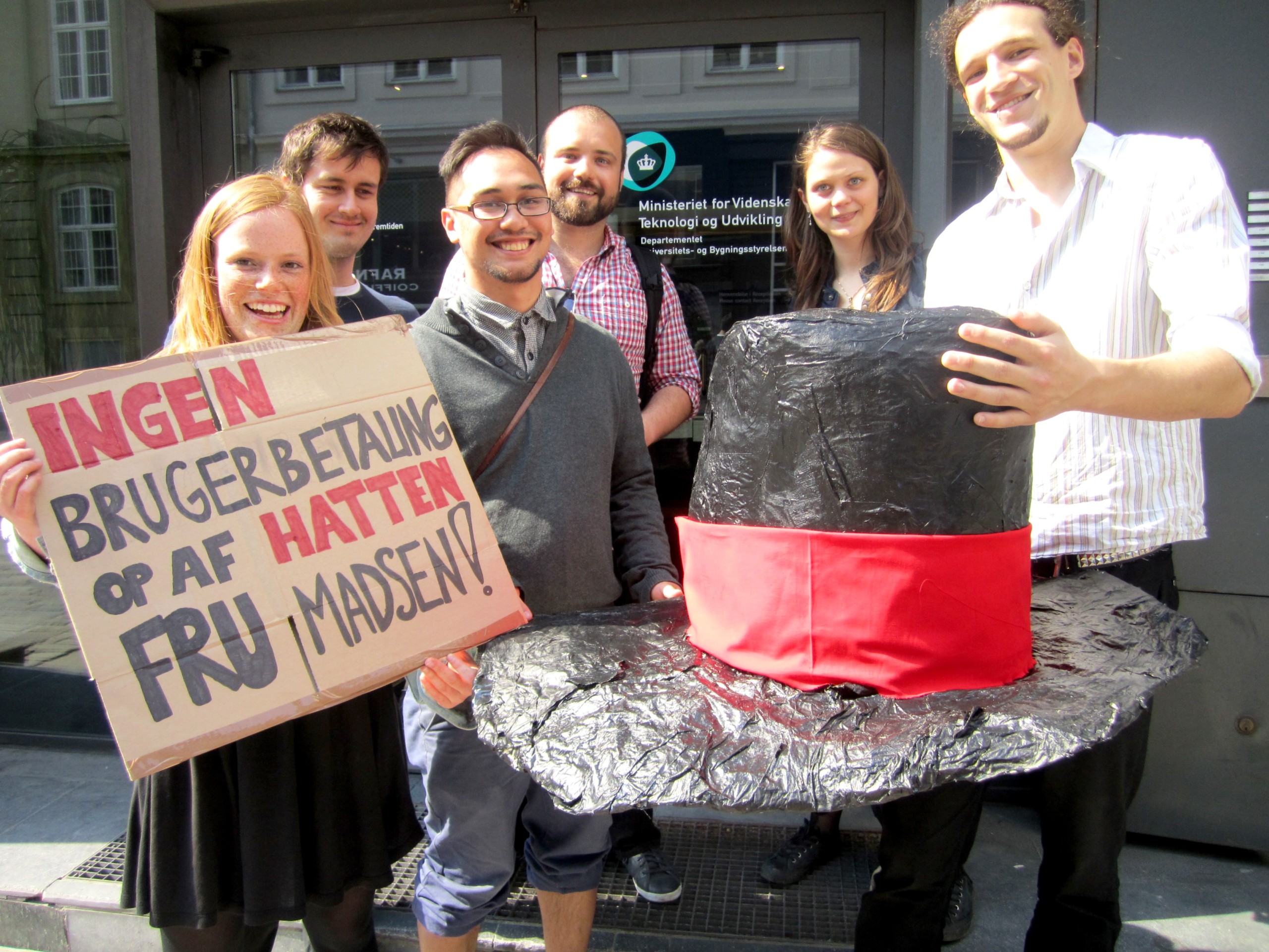 HAT - Studerende fra KU, ITU og RUC afleverede en gigantisk hat til videnskabsminister Charlotte Sahl-Madsen (K) for at minde hende om, at hun er imod brugerbetaling for studerende i EU.