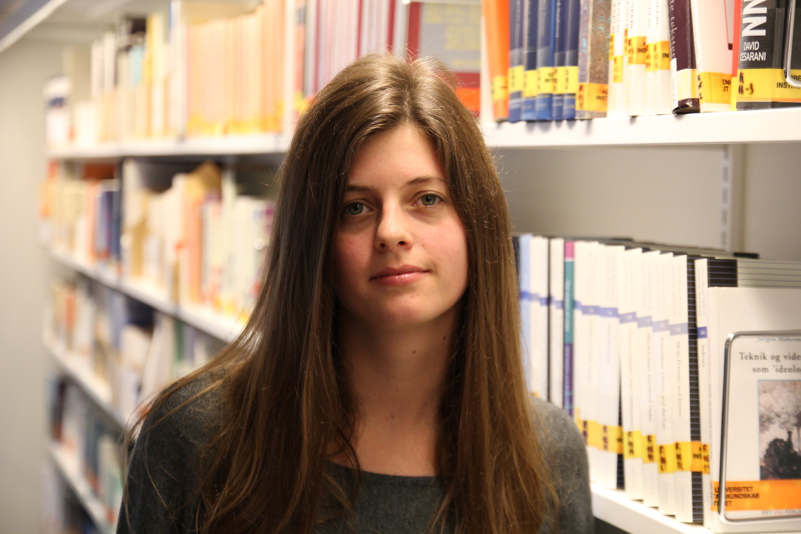 Kristine Hauge Bjergstrøm er en af syv statskundskabsstuderende, der har startet en protest mod lukningen af deres insitutbibliotek.