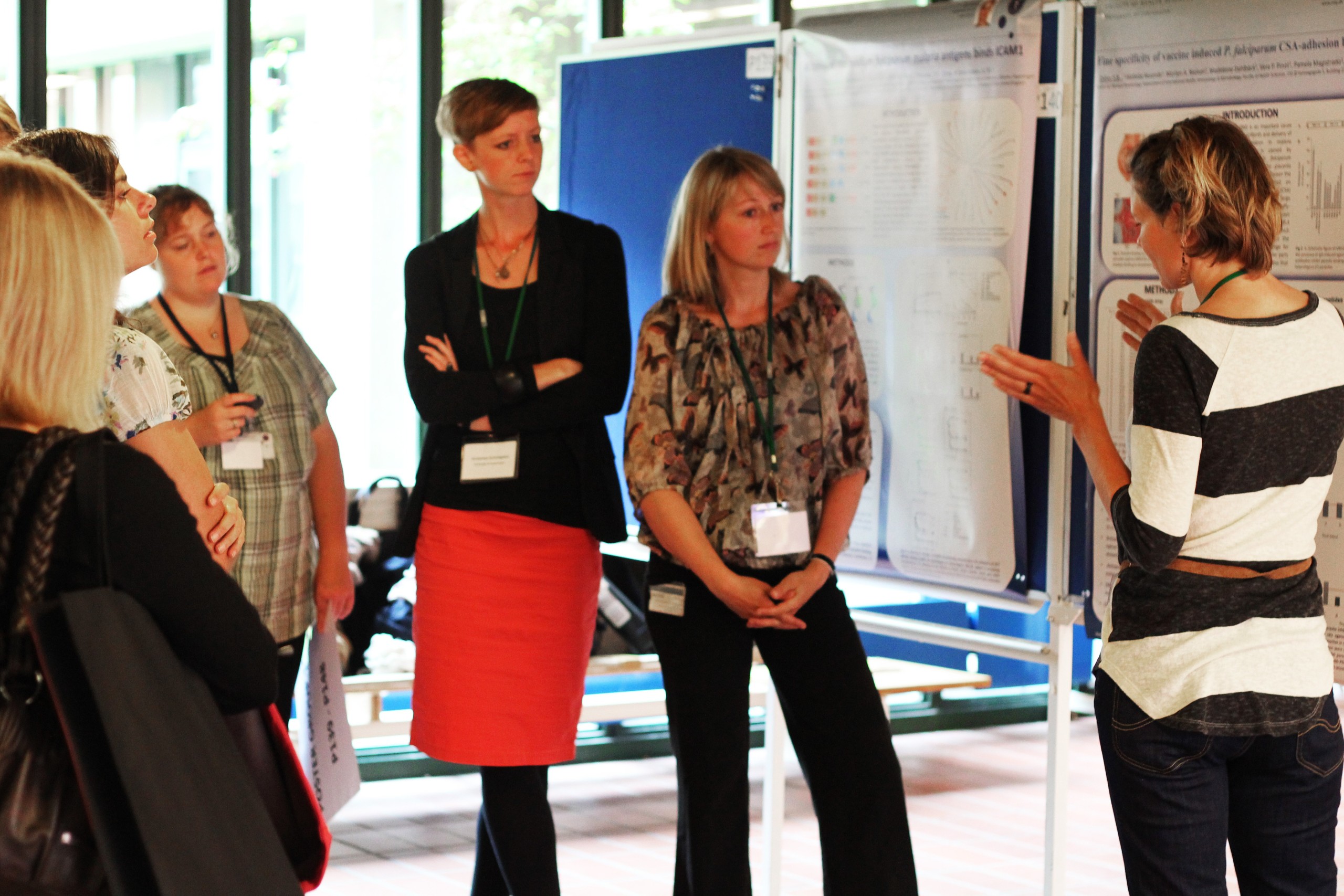 POSTERWALK - De ph.d.-studerende blev delt op i mindre grupper, hvor de på skift havde to et halvt minut til at præsentere deres posters.