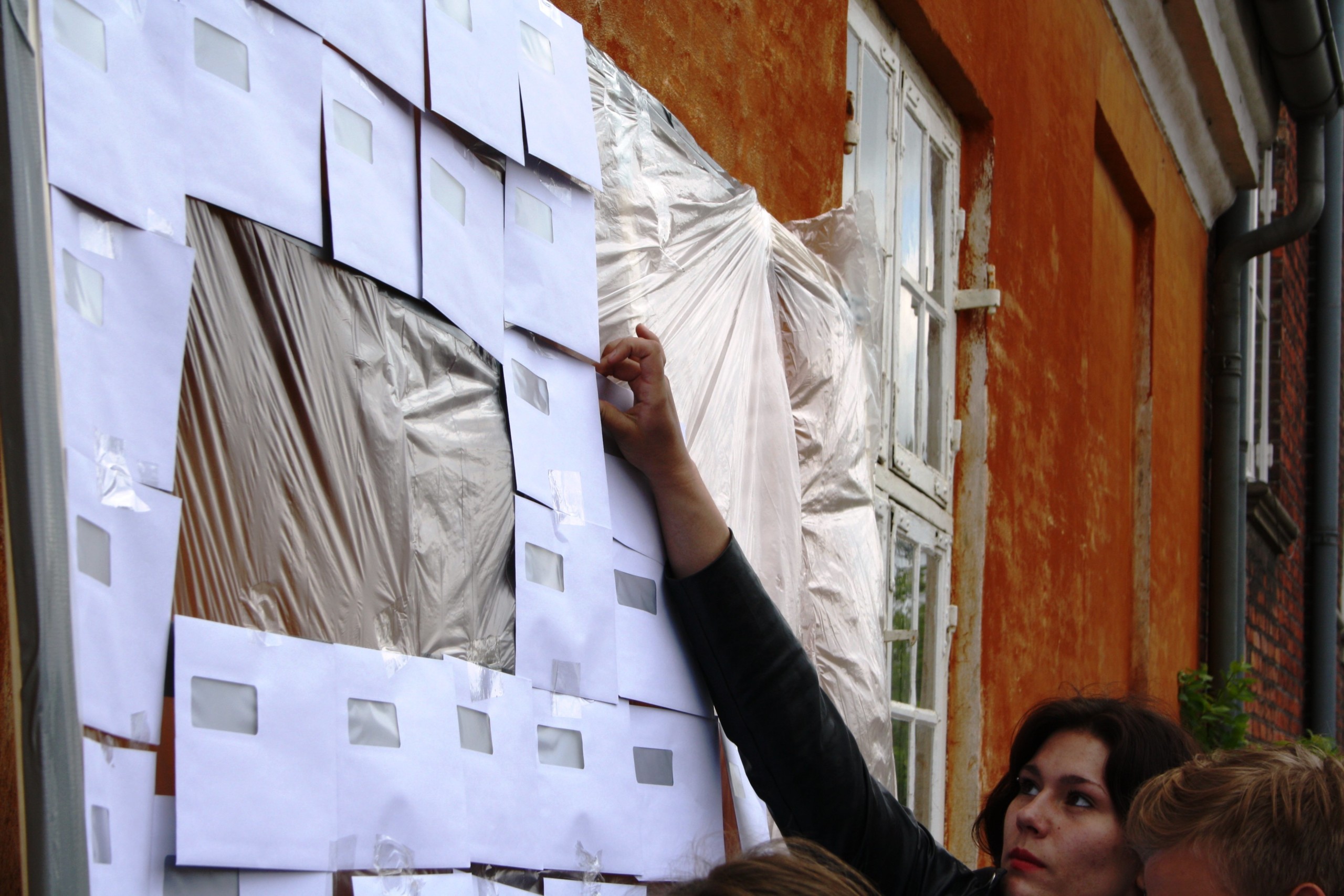 KUVERT - Her monterer studerende et stort antal små rudekuverter, så de i forening danner en virkelig skræmmende stor regning.