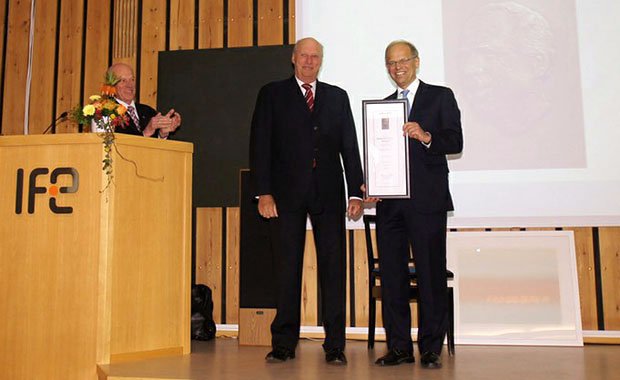 PRIS - Fra prisoverrækkelsen af Gunnar Randers-prisen i fysik i Oslo. Norske Kong Harald V til venstre i billedet, danske Mogens Høgh Jensen fra Niels Bohr Instituttet til højre. 