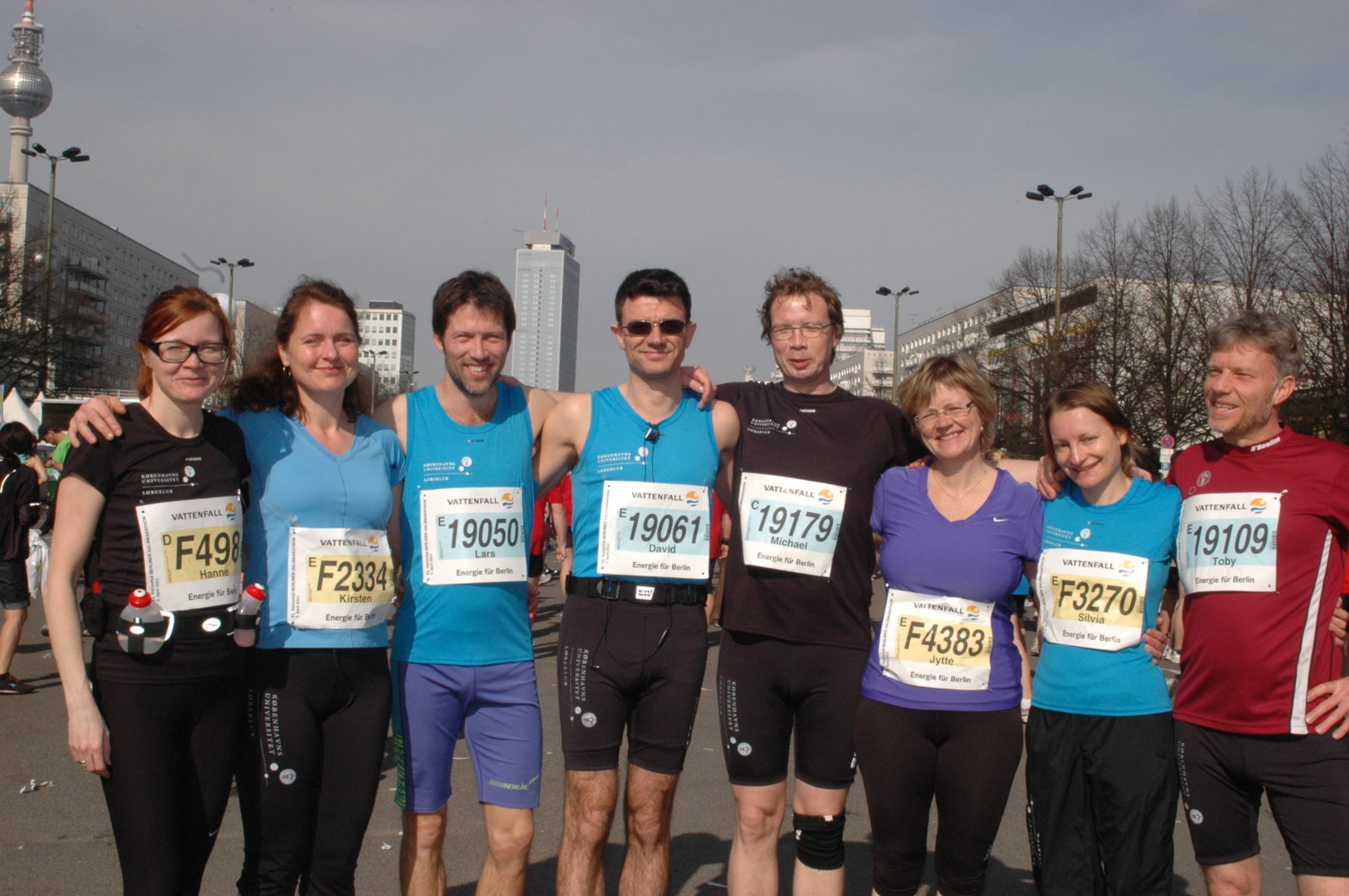 Repræsentanterne for Københavns Universitets Løbeklub lige før løbestart (der var tre, som ikke kom med på billedet) til Berlin Halvmaraton 2011.
