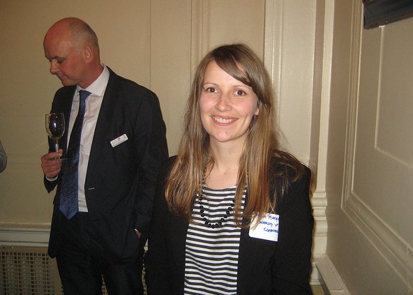 SNIKKESNAK - Alumnerne minglede i Yale Club. Her er det Maria Marqvard Jensen, artiklens forfatter. I baggrunden prorektor Thomas Bjørnholm.