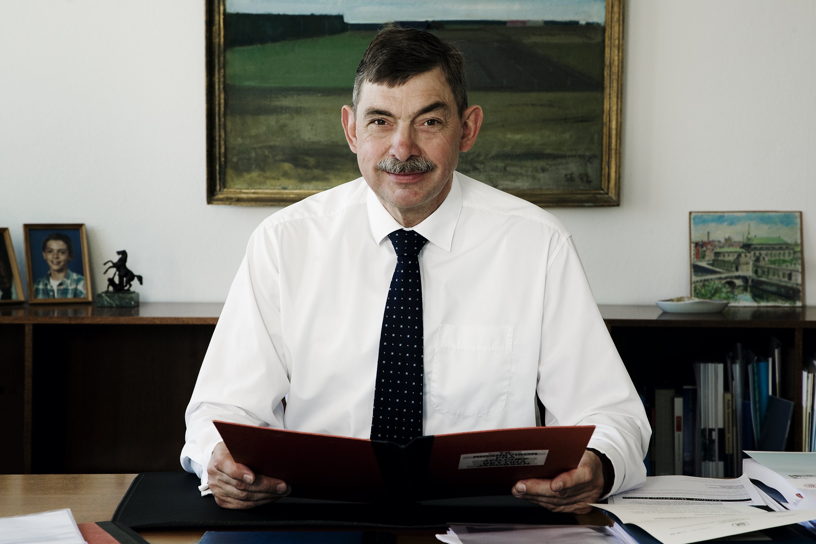 STORT SET TILFREDS - Rigsrevisor Henrik Otbo har ladet sine regnedrenge m/k gennemtygge KU's bevillingsregnskaber og fundet dem overordnet tilfredsstillende.