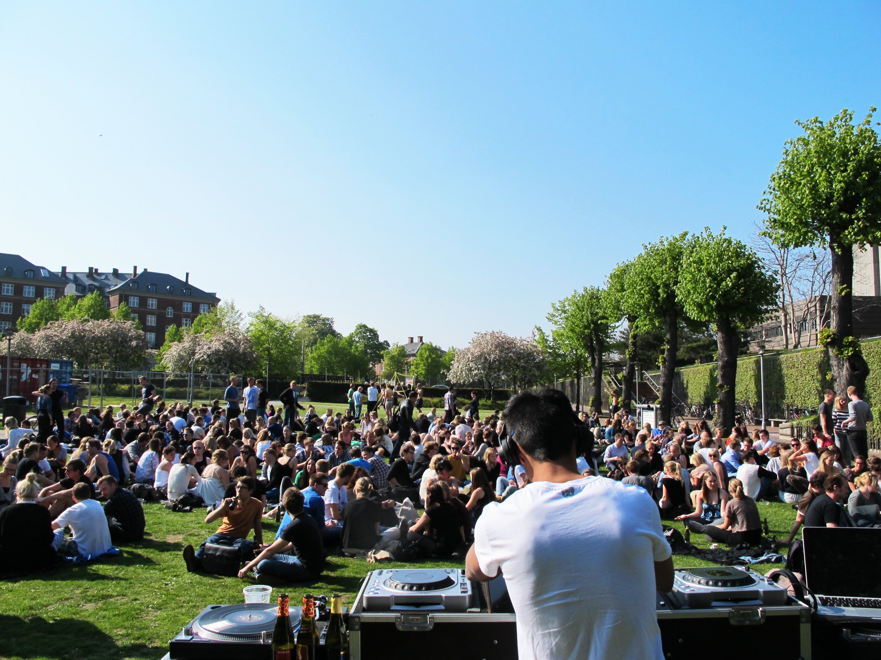 CHILLOUT - Alle arbejder frivilligt til arrangementet på torsdag og et eventuelt overskud bliver brugt til noget socialt for de studerende på Panum, fortæller arrangør og dj Jacob Gerner Lawaetz.