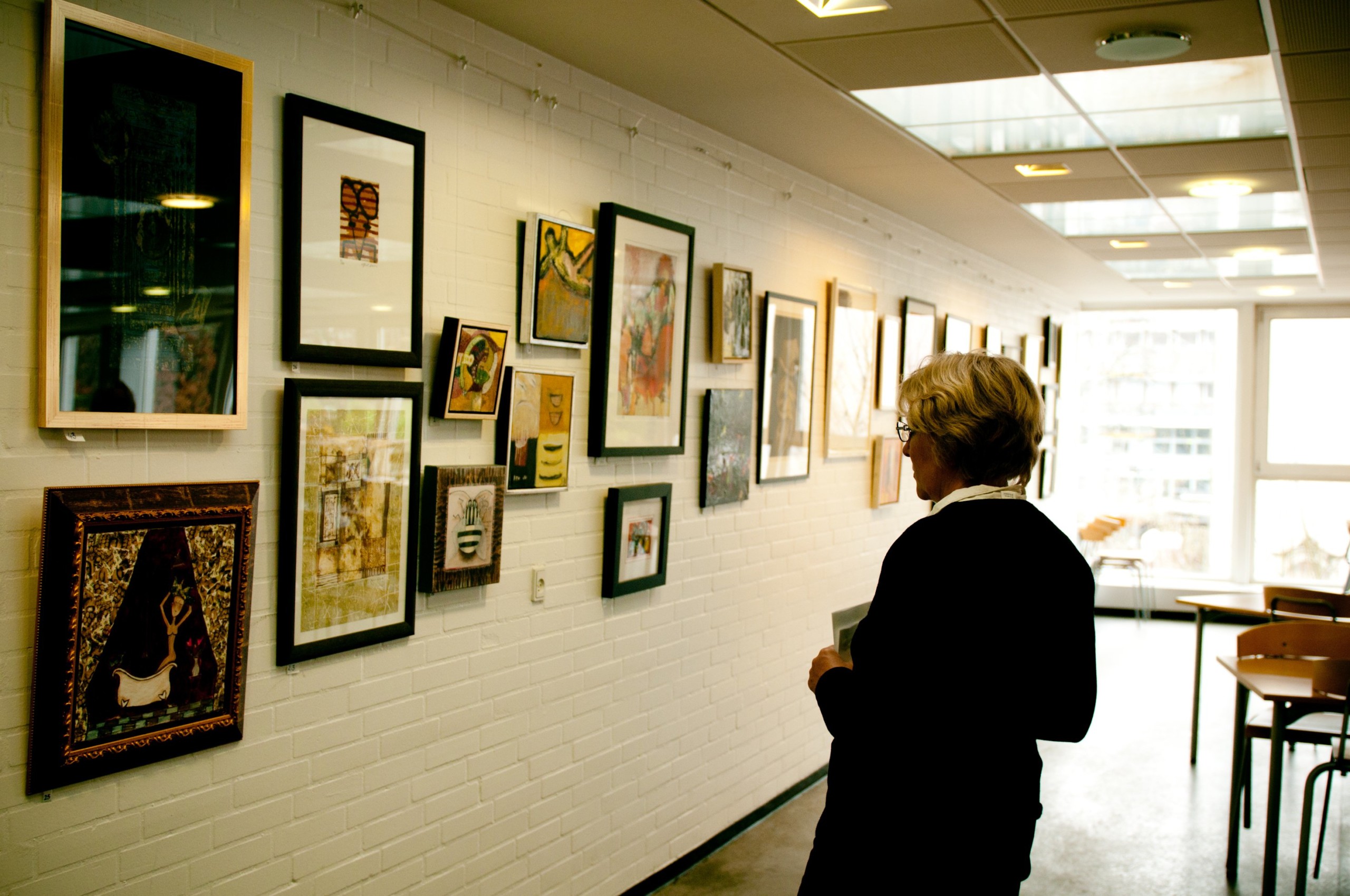 Medlem af personaleforeningen ZooM vurderer den kunst, bestyrelsen har investeret i for kontingentkronerne.