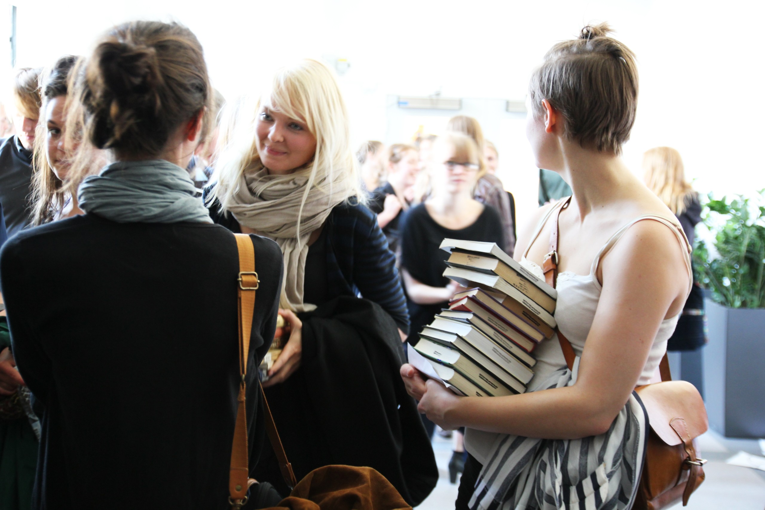 HAPPENING - Studerende lånte bøger på Samfundsvidenskabs institutbiblioteker til lånerkortene smeltede den 30. maj og mødtes uden for lokalet, hvor Akademisk Råd diskuterede lukningsplanerne.

