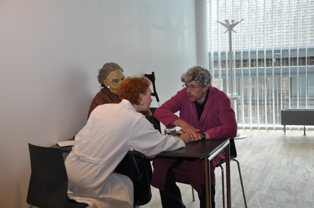TRÆNING - Sociale konflikter på plejehjemmet (Louise Scheel Thomasen, Michael Taulo Lund, Bodil Ludvigsen – med maske).