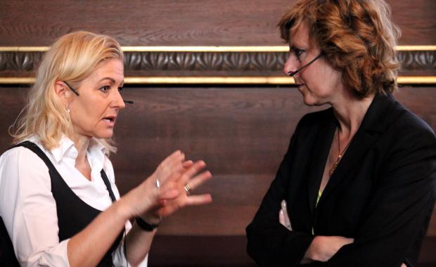 MUNDKURVSKRAV - Udviklingsminister Søren Pind (V) og DF-leder Pia Kjærsgaard er fortørnede over, at EU-professor Marlene Wind har udtalt sig om regeringen og Dansk Folkepartis grænseaftale. Her taler Marlene Wind (tv) med EU-klimakommissær Connie Hedegaard ved et EU-arrangement på Københavns Universitet, marts 2011.