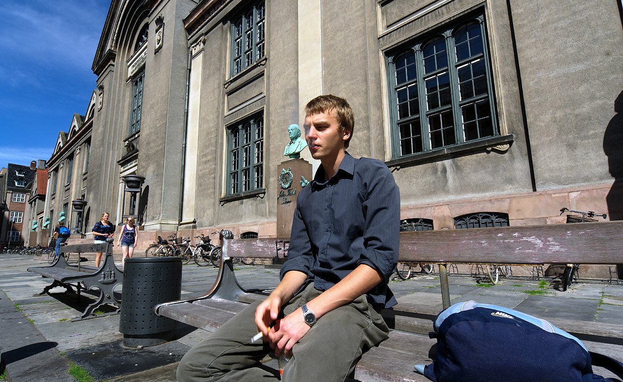 FERIE - Her er det André, der også studerer på Københavns Universitet, som tager sig en slapper for sommerferien.