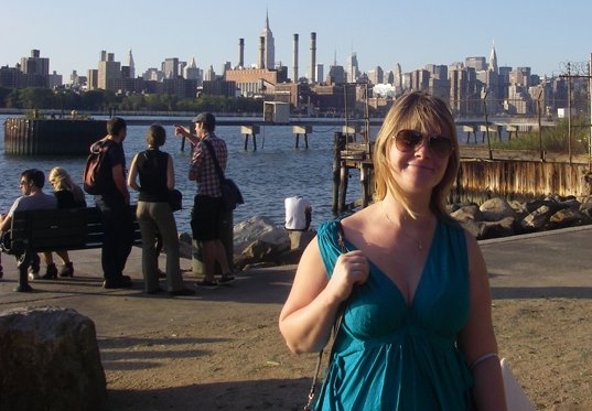 Sara Sjølin in front of the famous skyline of New York City, where she is studying journalism at NYU.