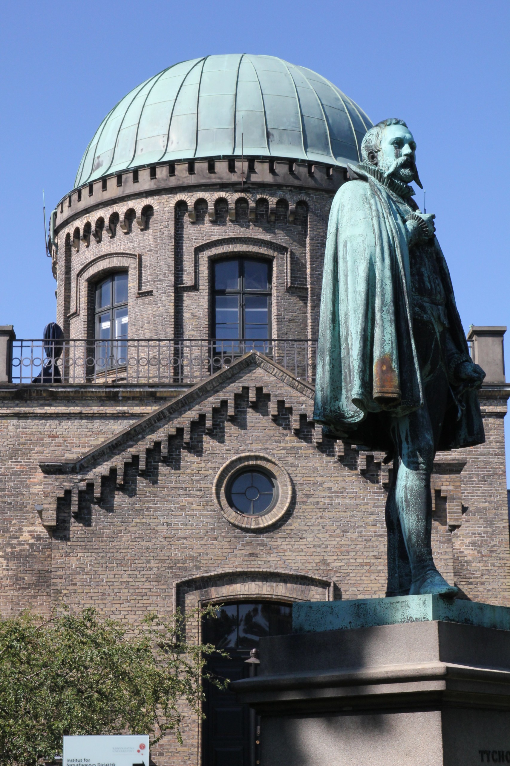 KUPPEL - I 1876 blev anlægget foran observatoriet med statuen af Tycho Brahe indviet. 