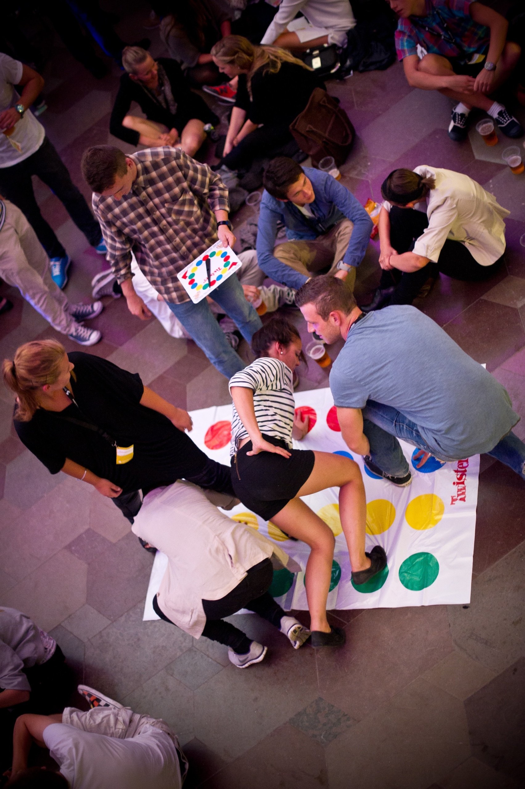 NYE STUDERENDE - Her er nogle af de russer, som vil tage deres uddannelse i de næste godt fem år og mærke mest til effekterne af KU's strategi. Ved Studenterrådets introfest på dagen for strategiens lancering var de dog mere engagerede i at spille 'Twister'.