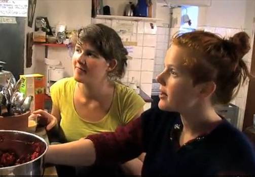 MADKULTUR - I en kælder på Nørrebro er Københavns Fødevarefælleskab i gang med at omstyrte samfundsordenen med brune papirsposer og gode råvarer.