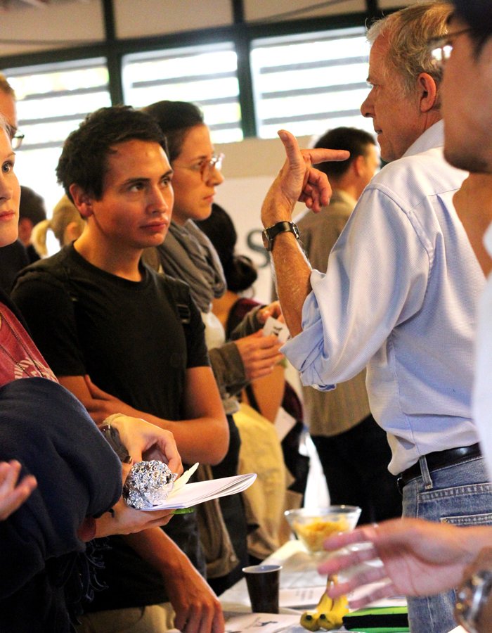 FORSK! 2011 - Panums Ungdoms Forsker Forenings møde om fuldtidsforskning for studerende var velbesøgt. Her er der trængsel ved en stander. 