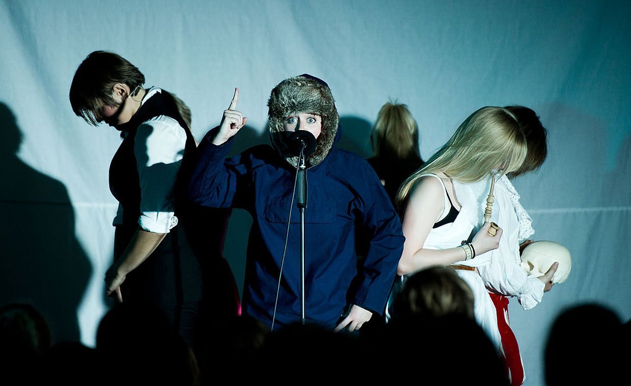 SPEED SHAKESPEARE - Hamlet på to minutter. Det gælder om at hænge i på Hum, hvis pensum skal nås på normeret tid.