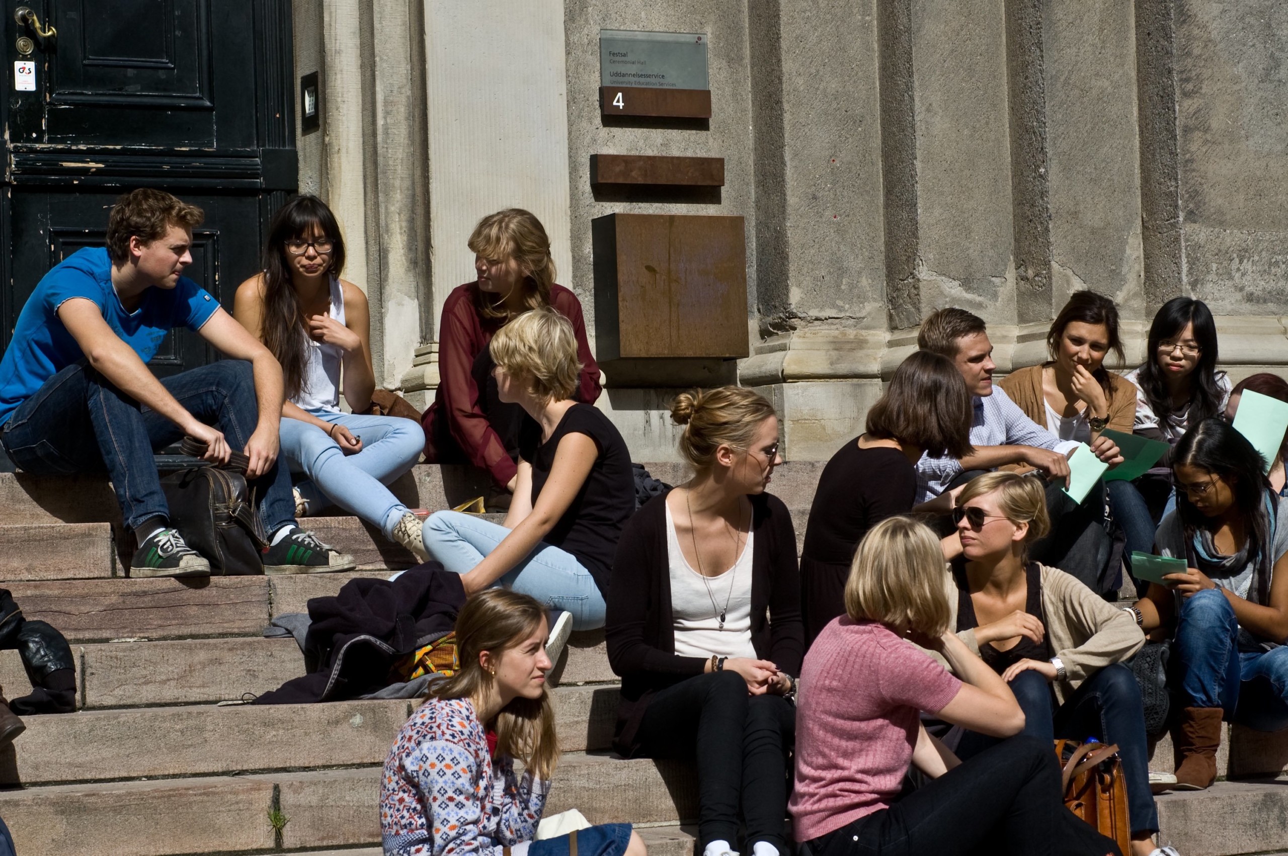 Newly arrived international students enjoy the sun outside University of Copenhagen