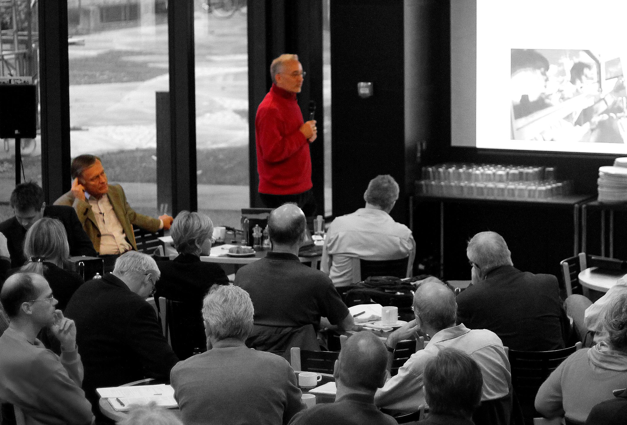 FØRERTRØJE - Manden i den røde sweater er afgående dekan Per Holten-Andersen, som onsdag den 26. oktober orienterer KU-ansatte om den fusion, han nu ikke får lejlighed til at se færdiggjort. I stolen til venstre sidder Niels Elers Koch (lys skjorte og grøn jakke), der overtager posten som dekan for Life, dog som konstitueret indtil slutningen af 2012.