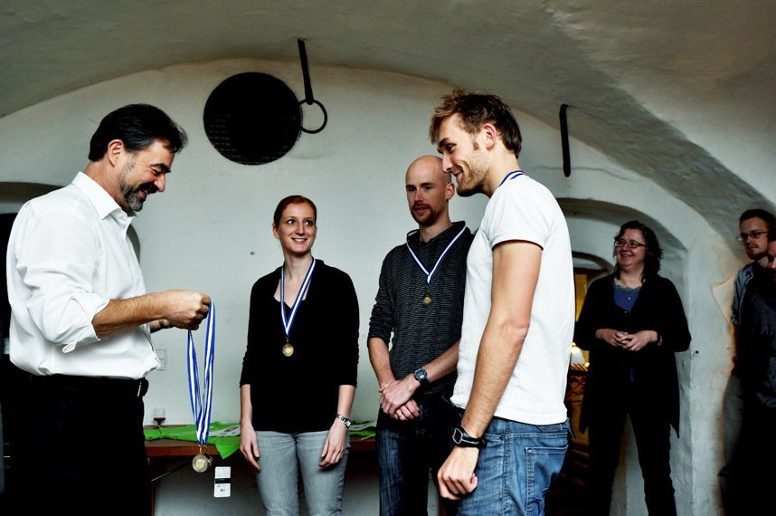 The fastest mixed team recieve their medals at the ceremony from University of Copenhagen director Jørgen Honoré