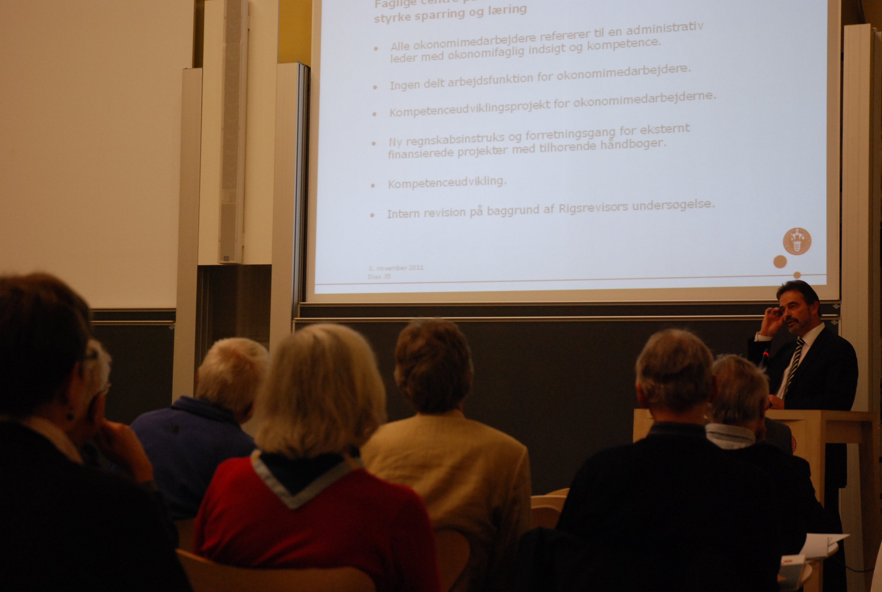 Director Jørgen Honoré explaining administrative adjustments at the Penkowa hearing