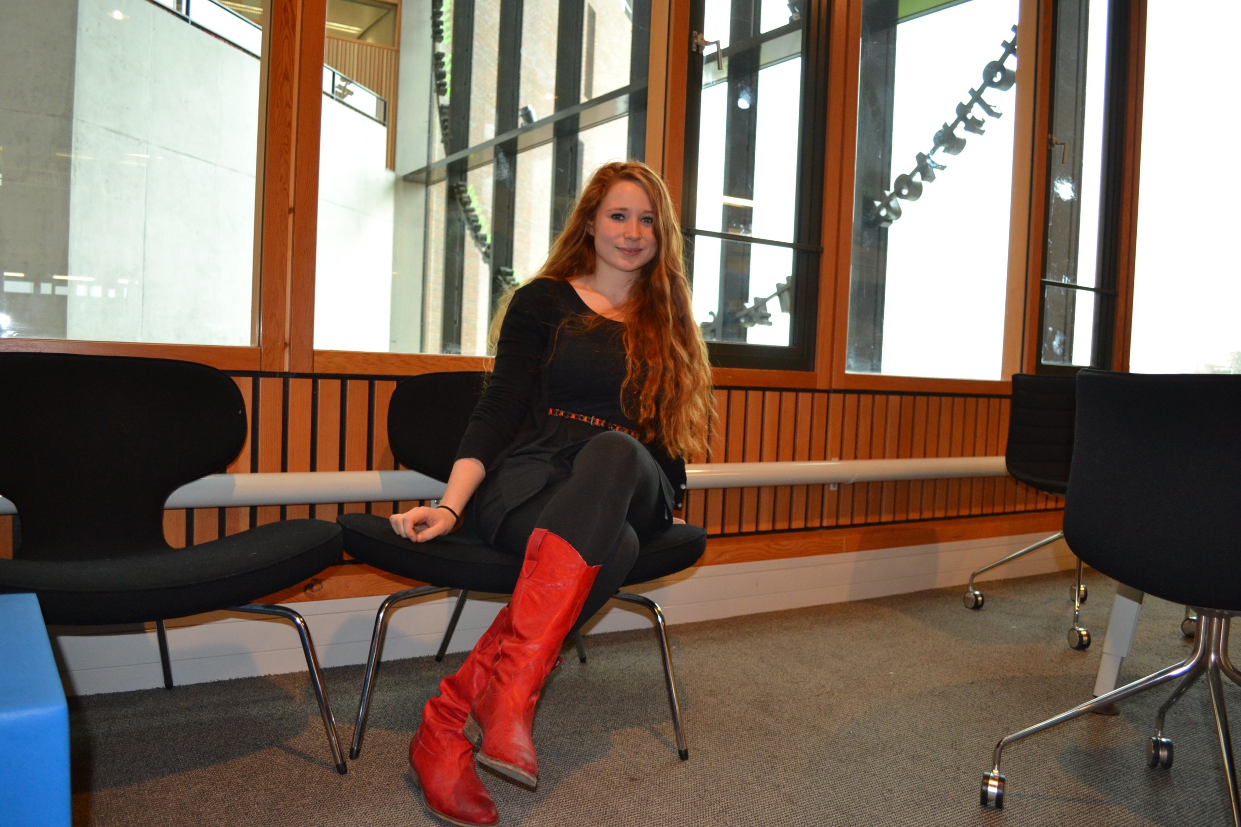 (Wageningen) Floortje from the Netherlands likes to wear black and red, as it’s easy to combine. The Landscape Architecture student chooses clothes that fit her hair color