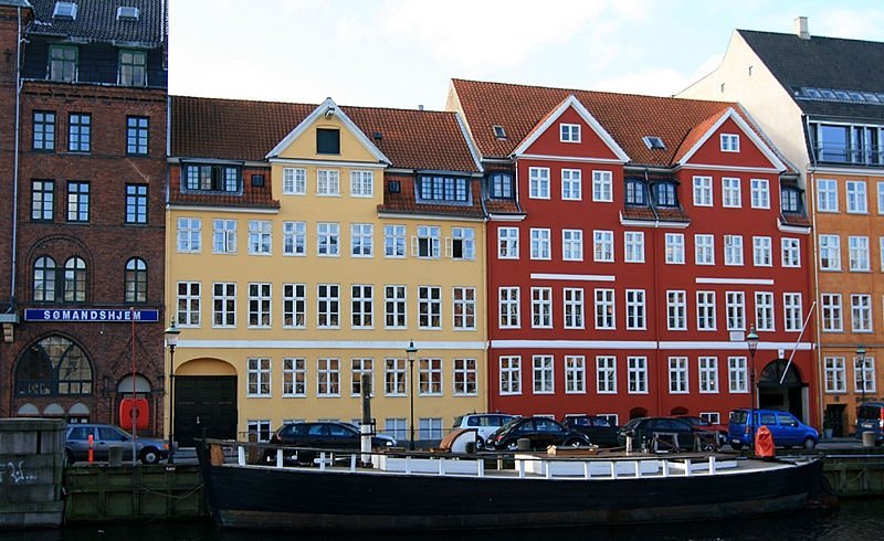 Nyhavn in Copenhagen is one of the liveliest spots in town. The guest apartments, made available by Danmarks Nationalbank, are situated here in no. 18